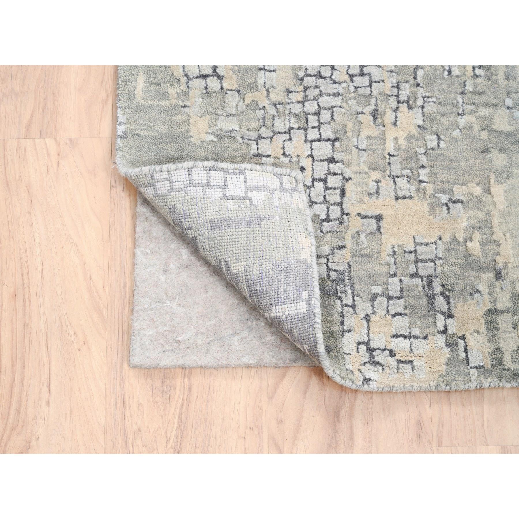 4'x12' Handgeknüpftes Abstraktes mit Mosaik-Design Graue Wolle und Seide Läufer Teppich (Moderne) im Angebot
