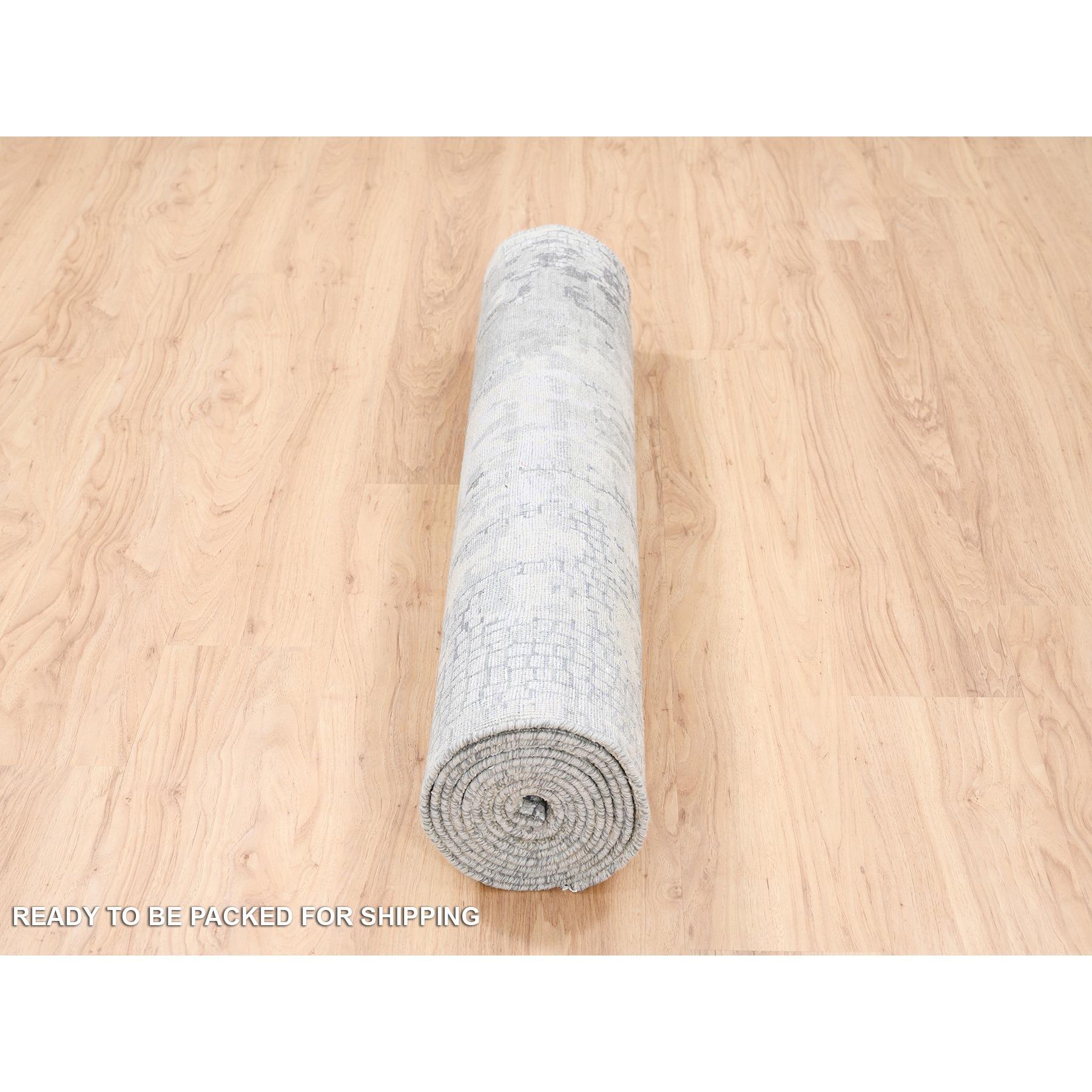 4'x12' Handgeknüpftes Abstraktes mit Mosaik-Design Graue Wolle und Seide Läufer Teppich (21. Jahrhundert und zeitgenössisch) im Angebot