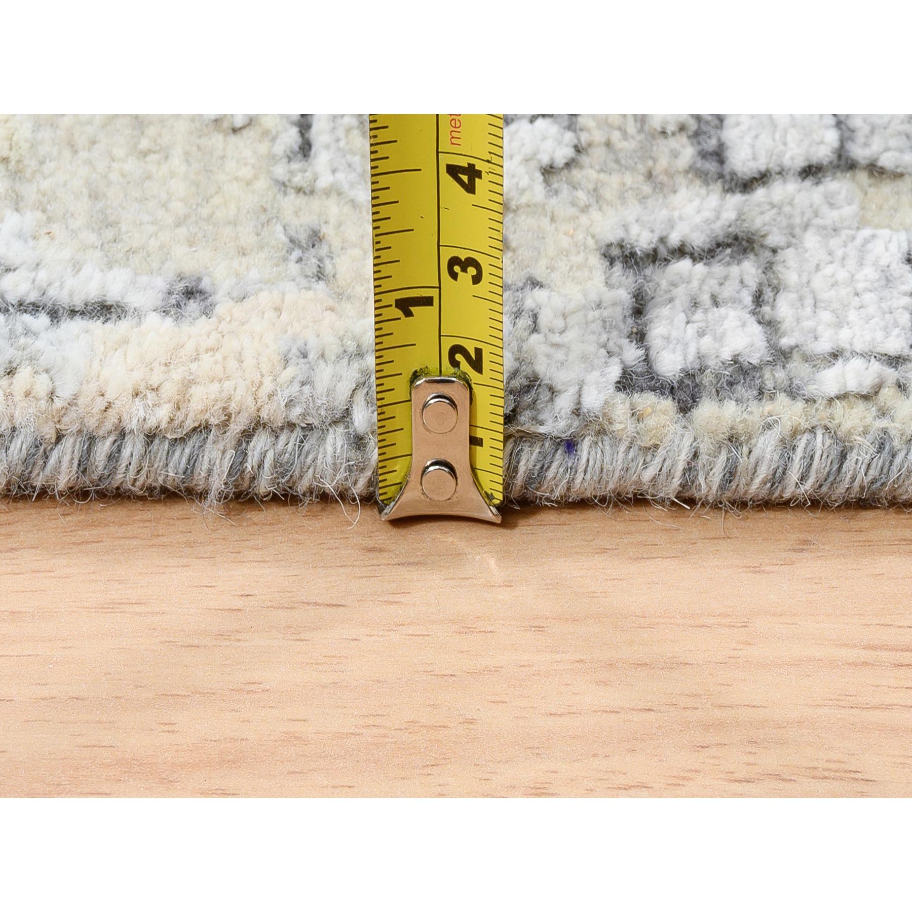 4'x12' Handgeknüpftes Abstraktes mit Mosaik-Design Graue Wolle und Seide Läufer Teppich im Angebot 1
