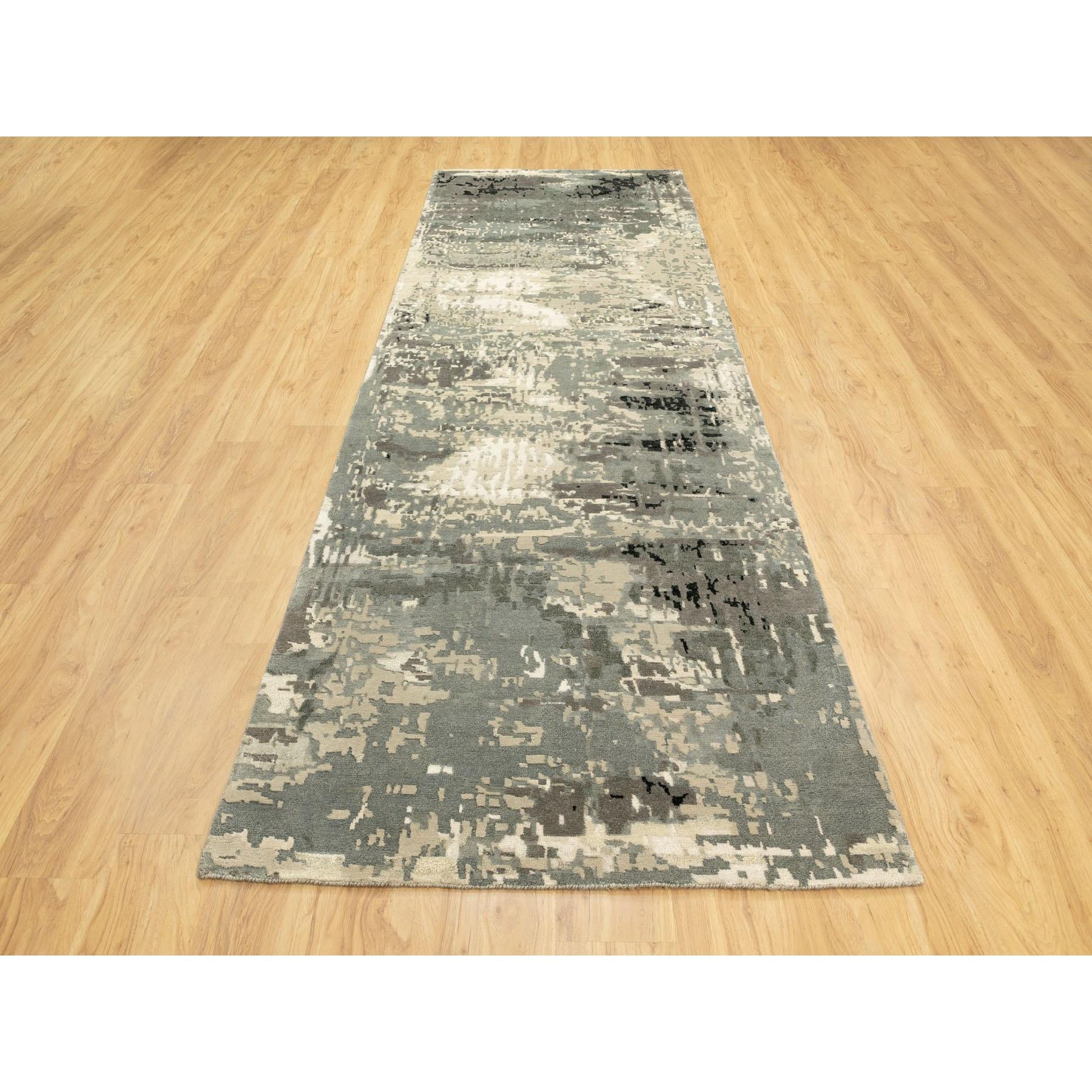 Dies ist eine wirklich echte one-of-a-kind Hand geknüpft Taupe abstrakte Design Wolle und Seide Wide Runner Hi-Low Pile Oriental Rug. Es wurde monatelang von erfahrenen Kunsthandwerkern in jahrhundertealten Webtechniken geknüpft.
Primäre