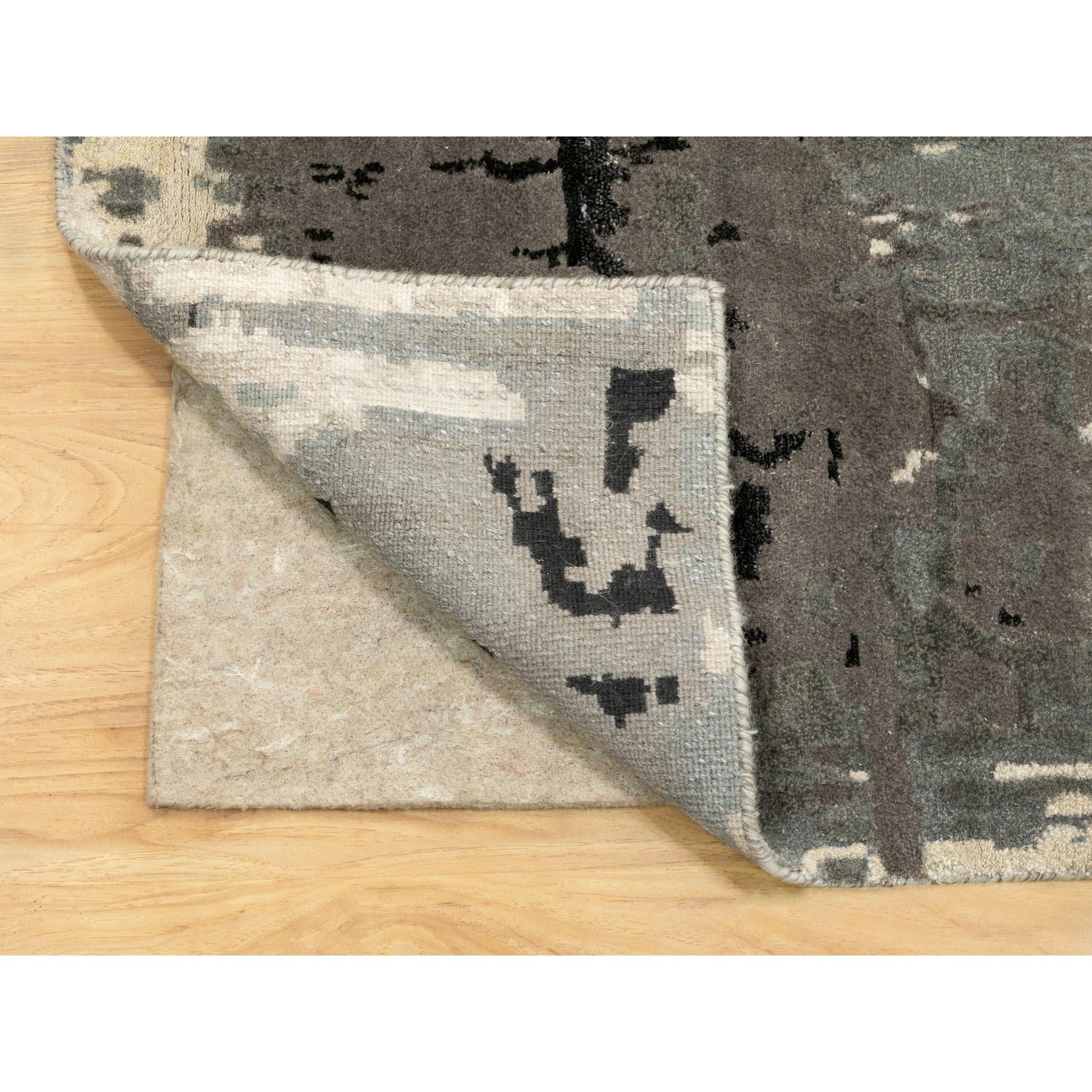4'x12' Handgeknüpfter breiter Läufer aus Wolle und Seide in Taupe mit abstraktem Design (Moderne) im Angebot