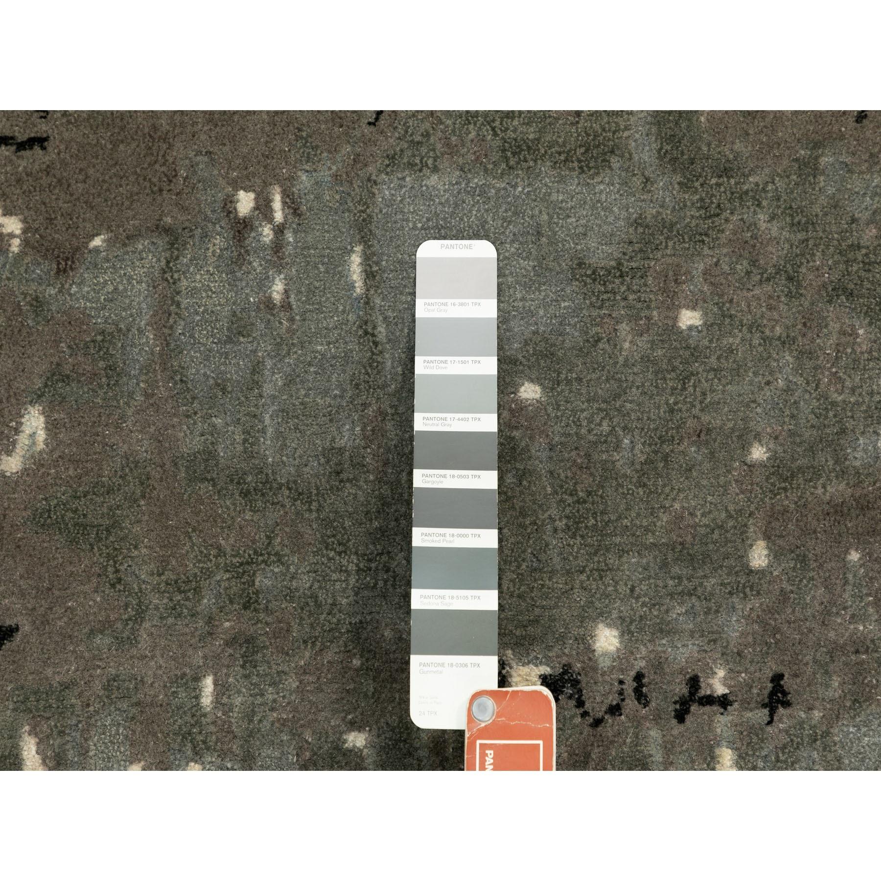 4'x12' Handgeknüpfter breiter Läufer aus Wolle und Seide in Taupe mit abstraktem Design (Indisch) im Angebot