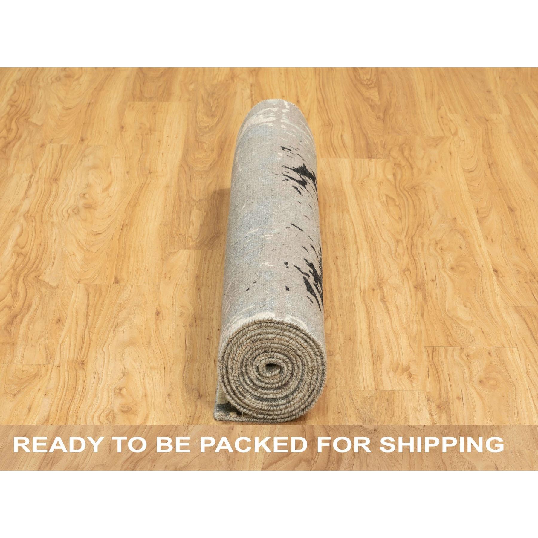 4'x12' Handgeknüpfter breiter Läufer aus Wolle und Seide in Taupe mit abstraktem Design (21. Jahrhundert und zeitgenössisch) im Angebot