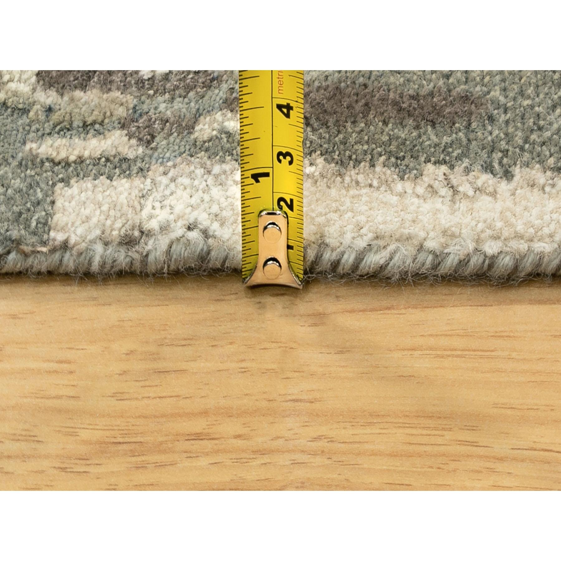 4'x12' Handgeknüpfter breiter Läufer aus Wolle und Seide in Taupe mit abstraktem Design im Angebot 1
