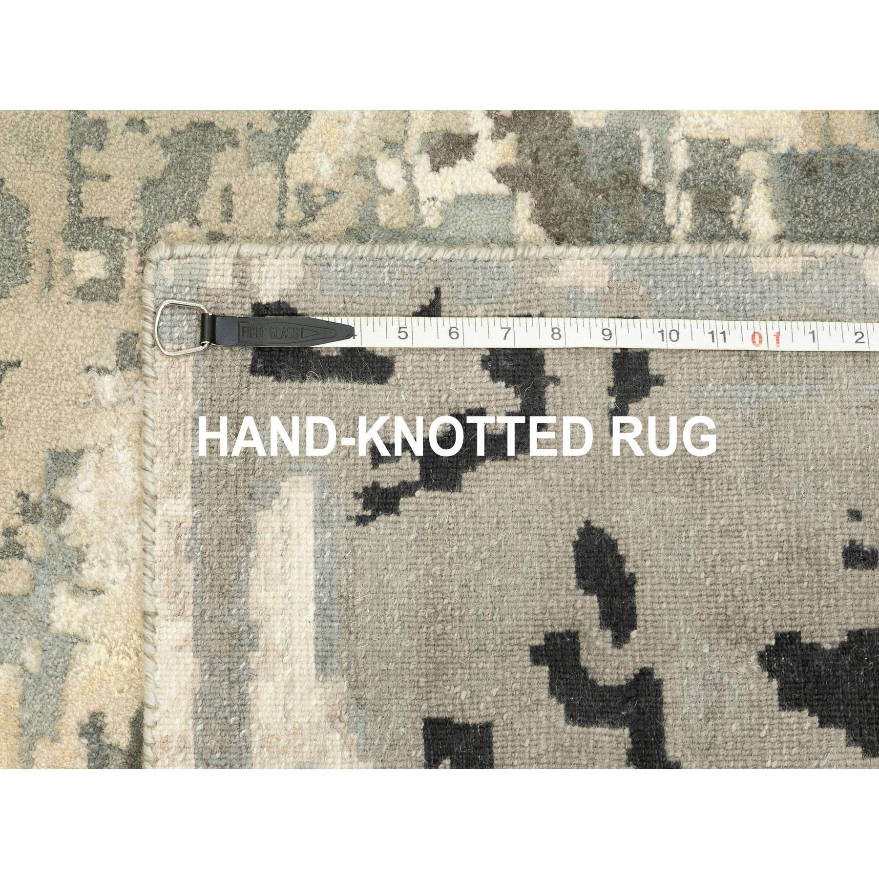 4'x12' Handgeknüpfter breiter Läufer aus Wolle und Seide in Taupe mit abstraktem Design im Angebot 2