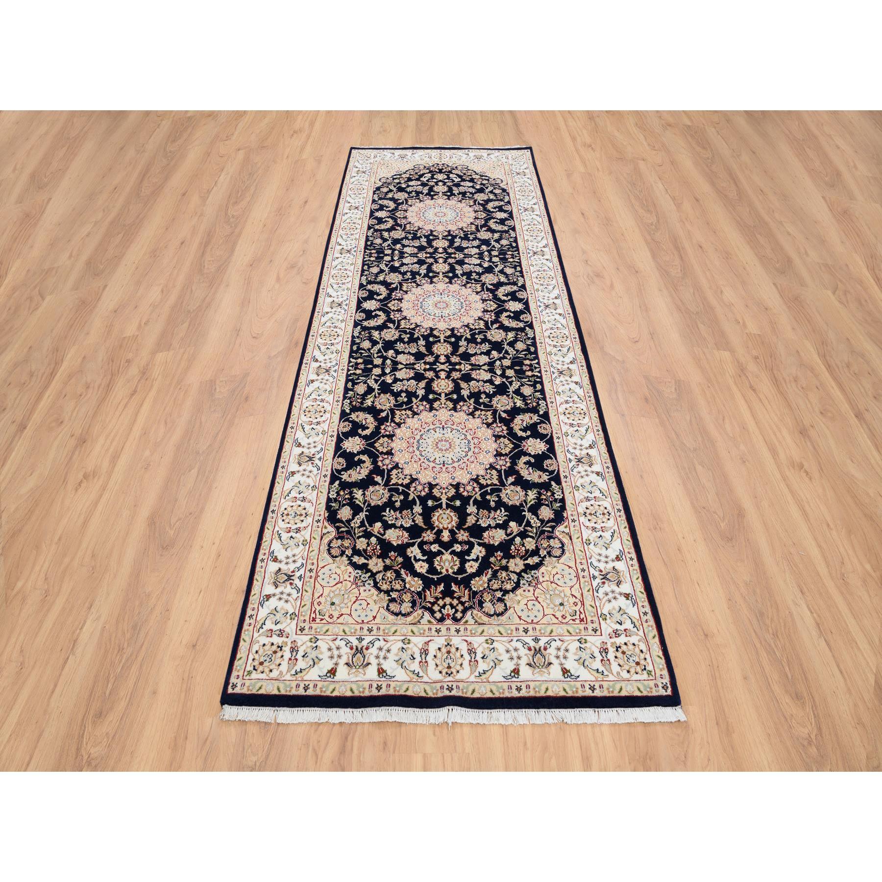 Dies ist eine wirklich echte one-of-a-kind Midnight Blue, Wolle handgeknüpft, Nain mit Medaillon und Blumen-Design 250 KPSI, Wide Runner Orientteppich. Es wurde monatelang in jahrhundertealten Webtechniken geknüpft von 
Primäre MATERIALIEN: