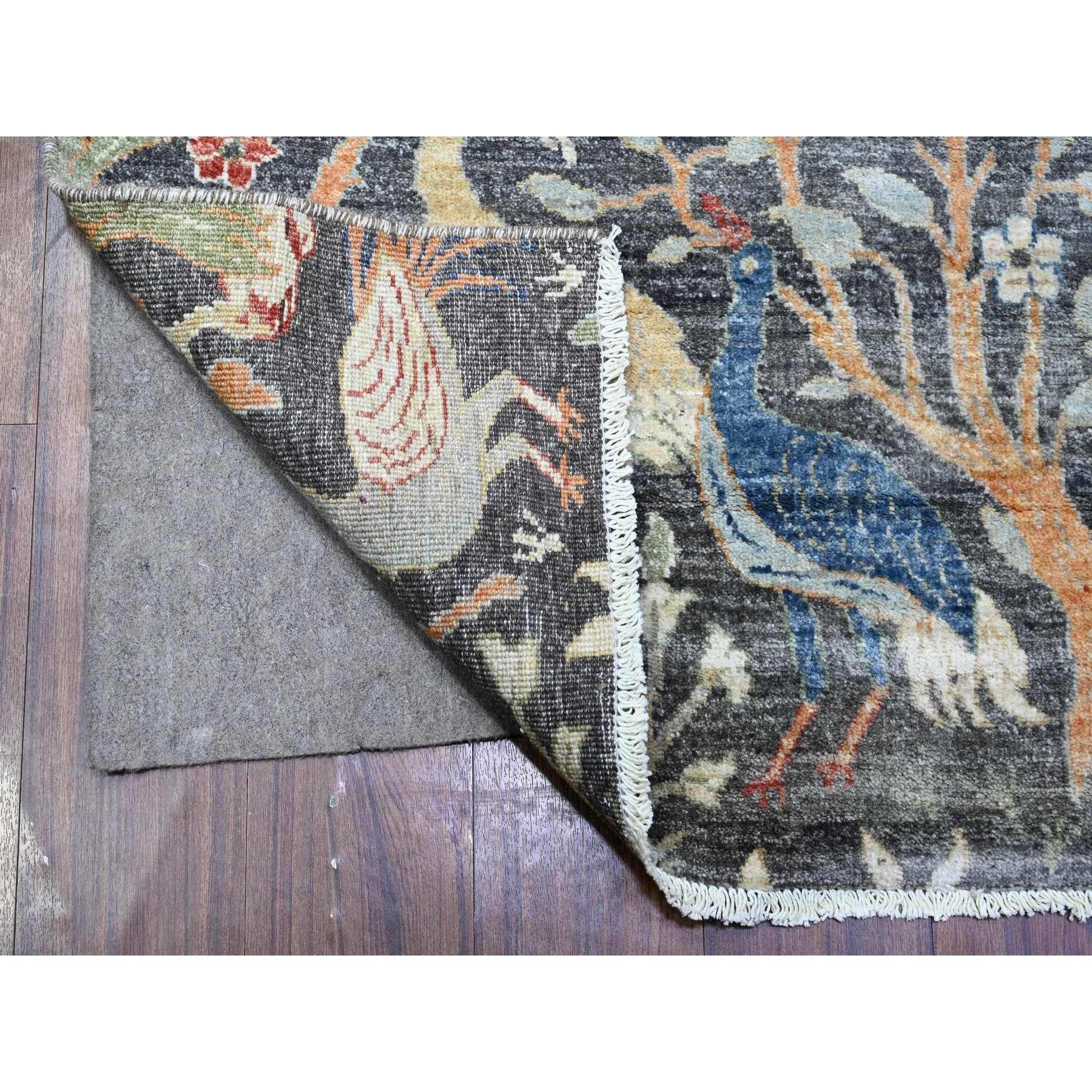 Noir Oliver, Afghan Peshawar avec oiseaux de paradis, noué à la main, teintures végétales, laine biologique, chemin de fer large, tapis d'Orient
Matières premières : Laine
Latex : Pas de poils 
hauteur : 0,25 pouces
Style : Transitionnel
Couleur