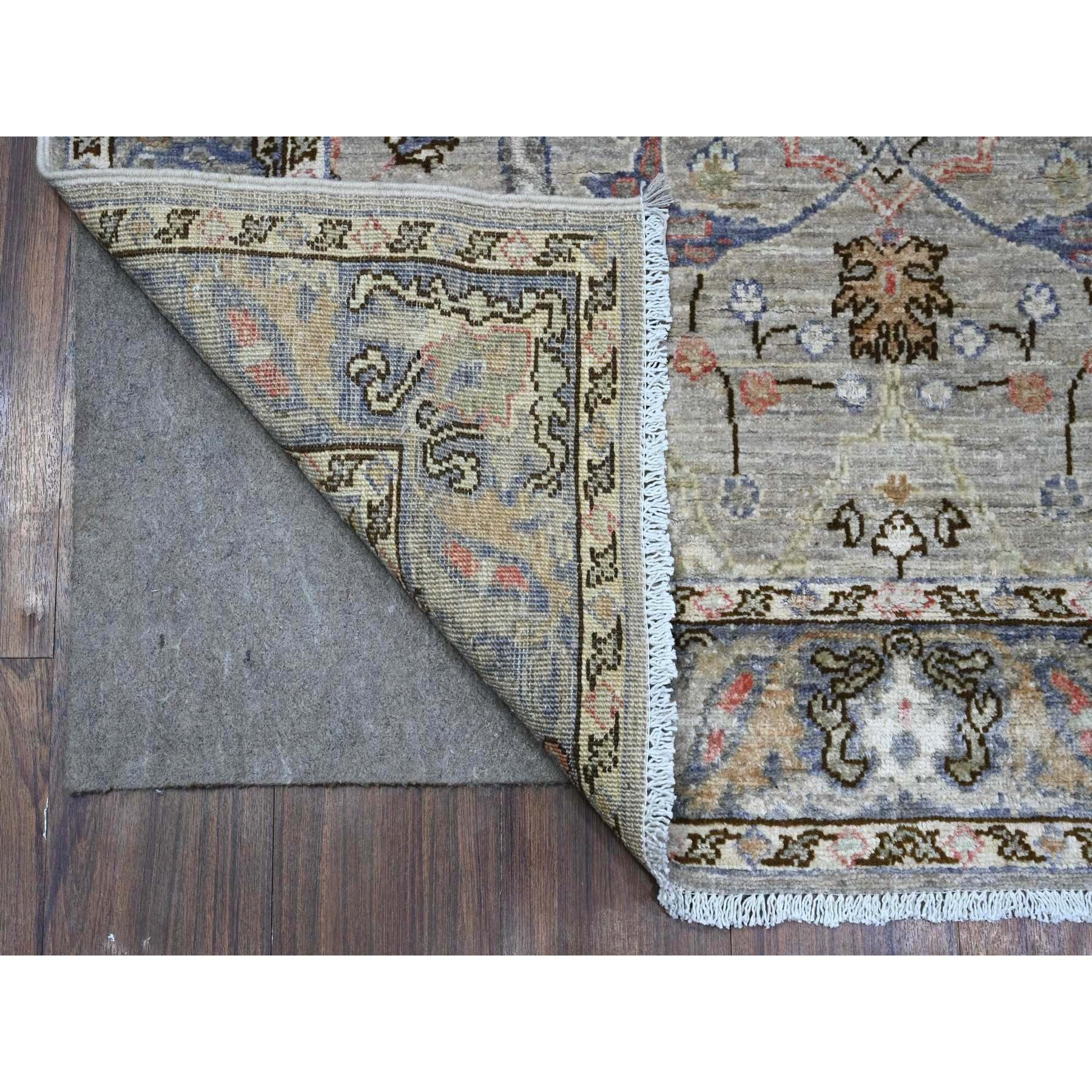 Si tratta di un autentico esemplare unico di Tappeto Orientale Fine Aryana Bidjar Garus Design, annodato a mano, in pura lana. È stato annodato per mesi e mesi con tecniche di tessitura secolari da esperti artigiani.
Materiali primari: Lana
Lattice: