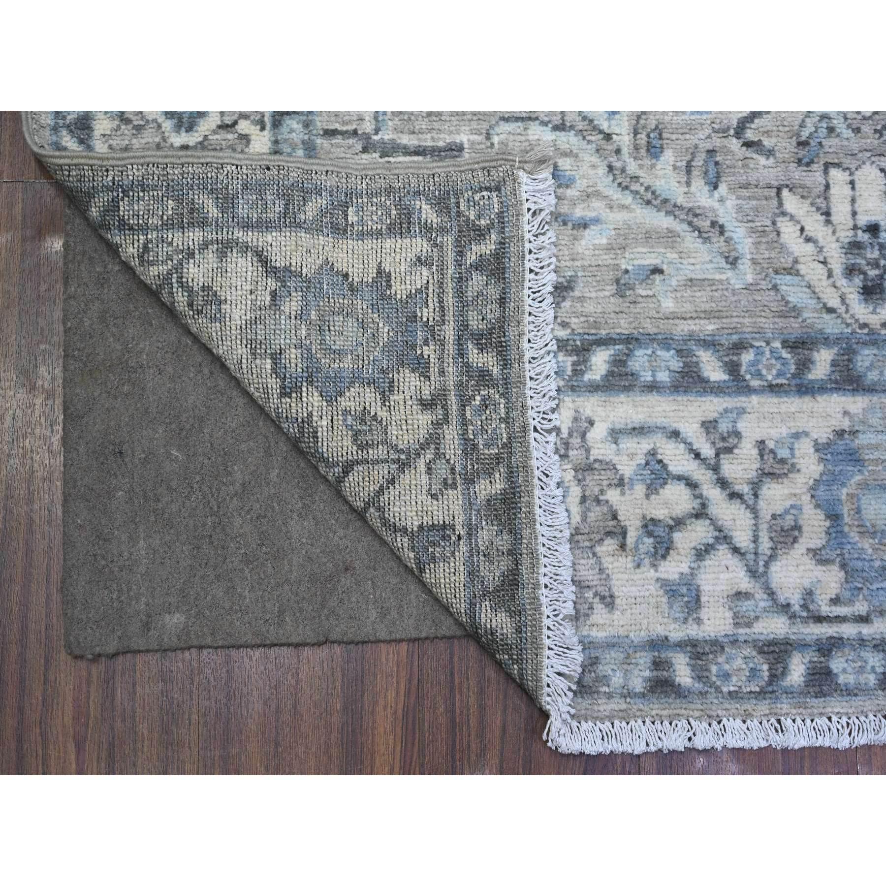 Dies ist eine wirklich echte one-of-a-kind Fine Peshawar mit Sickle Leaf Design, handgeknüpft, reine Wolle, Orientteppich. Es wurde monatelang von erfahrenen Kunsthandwerkern in jahrhundertealten Webtechniken geknüpft.
Primäre MATERIALIEN: