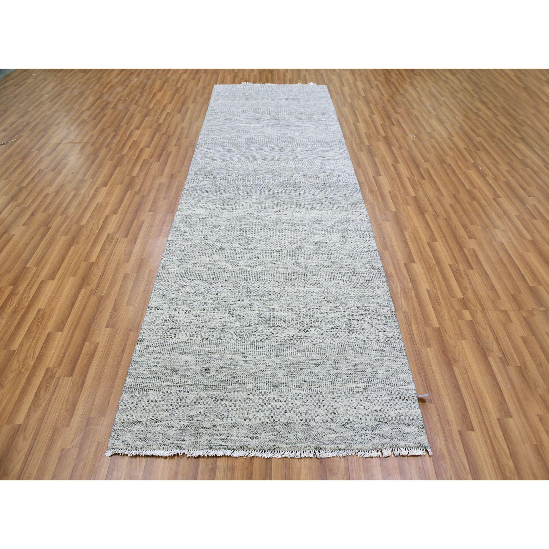 Se trata de una auténtica alfombra oriental de lana 100% sin teñir, tono sobre tono, diseño moderno de hierba, anudada a mano. Ha sido anudada durante meses y meses con técnicas artesanales de tejido centenarias por artesanos.
Materiales primarios: