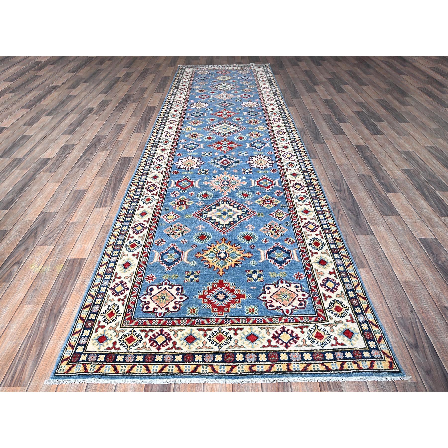 Bayern Blau, Kazak mit geometrischem Medaillon-Design, handgeknüpft, dichtere Webart, weiche und glänzende Wolle, pflanzliche Farbstoffe, breiter Läufer, Orientteppich
Primäre MATERIALIEN: Wolle
Latex: Kein Flor 
Höhe: 0,25 Zoll
Stil: