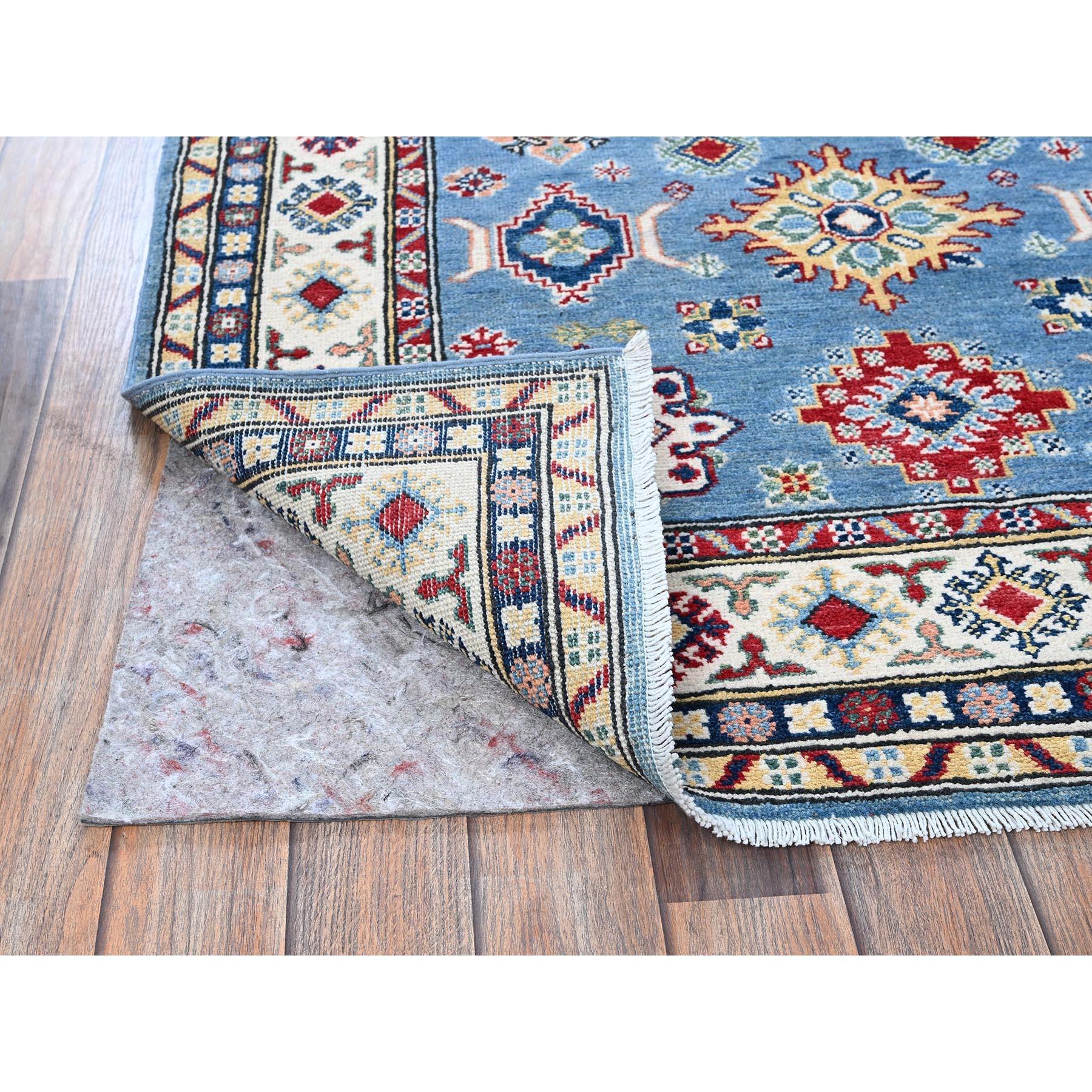 4'x13' Blauer Kazak mit geometrischem Design Handgeknüpfter Woll-Läufer Orientteppich (Kasachisch) im Angebot