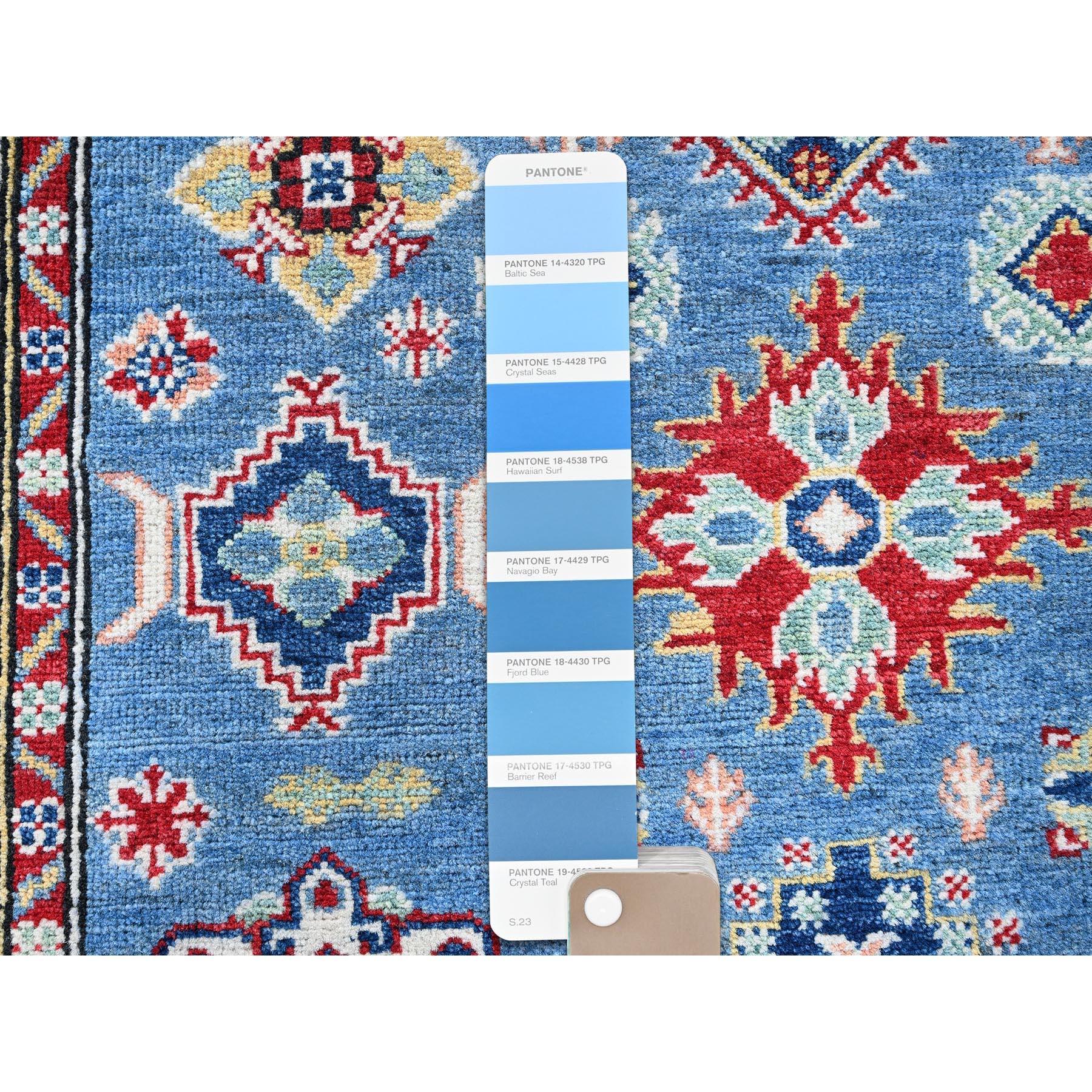 4'x13' Blauer Kazak mit geometrischem Design Handgeknüpfter Woll-Läufer Orientteppich (Afghanisch) im Angebot