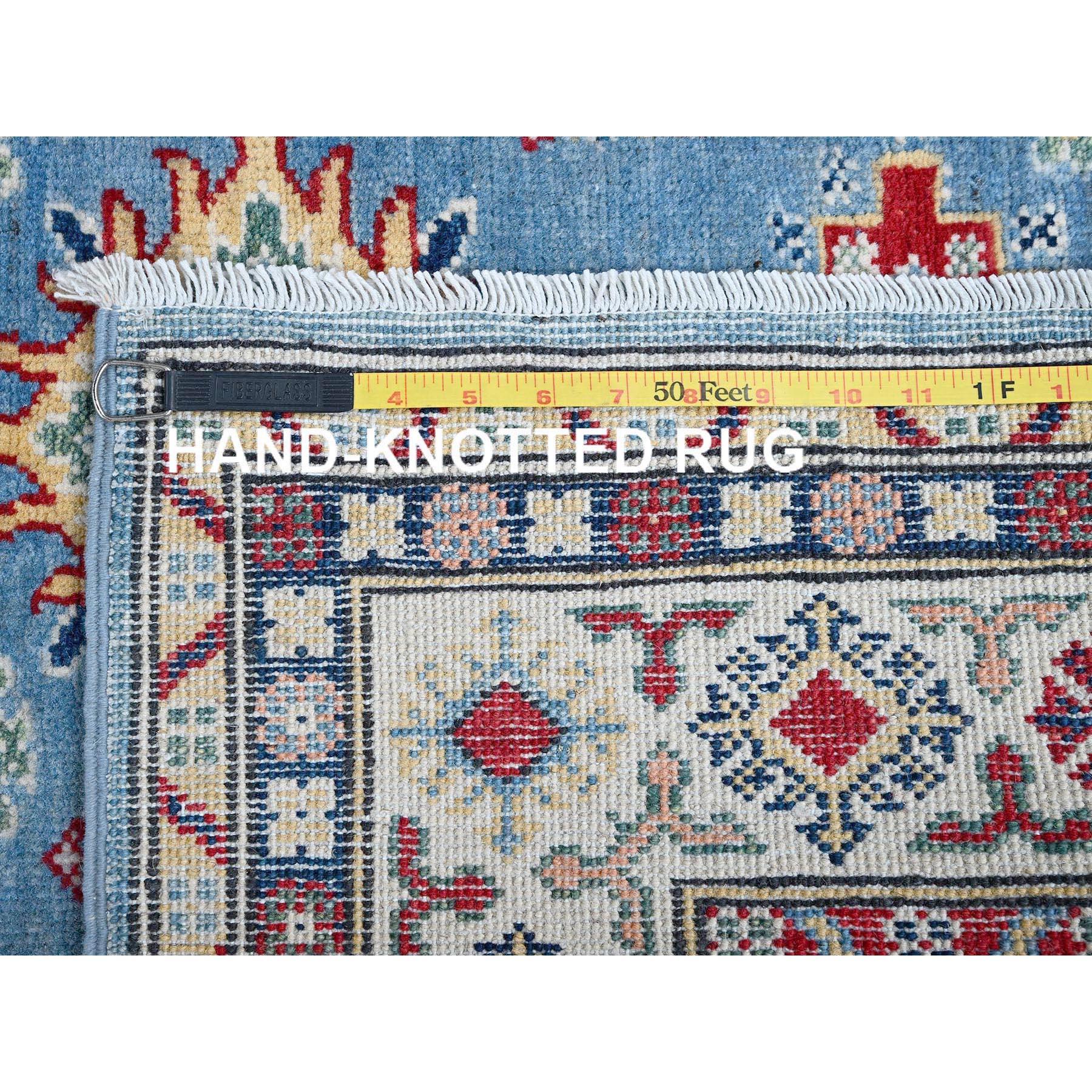 4'x13' Blauer Kazak mit geometrischem Design Handgeknüpfter Woll-Läufer Orientteppich (Wolle) im Angebot