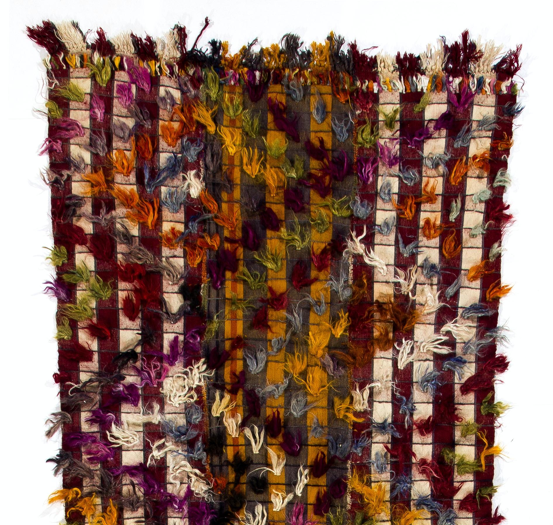 4x13.2 Ft Handgefertigter türkischer Kelim-Läufer mit bunten Poms, Vintage Flurteppich, Vintage (Stammeskunst) im Angebot
