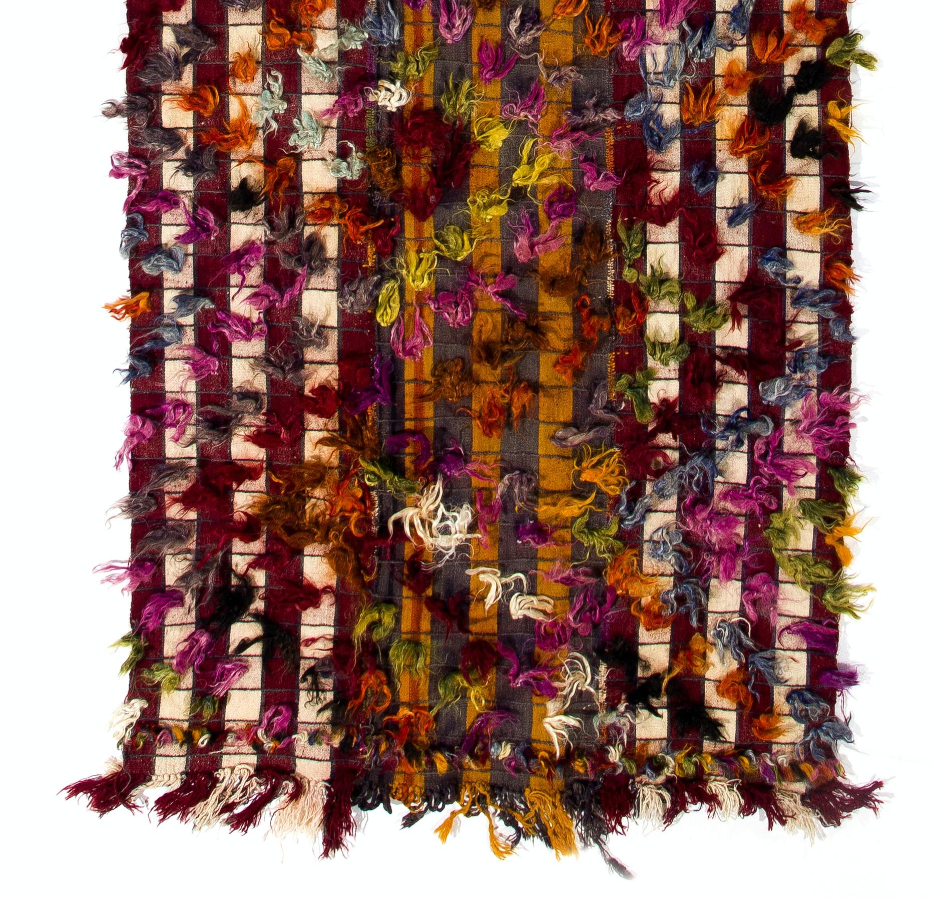 4x13.2 Ft Handgefertigter türkischer Kelim-Läufer mit bunten Poms, Vintage Flurteppich, Vintage (Türkisch) im Angebot