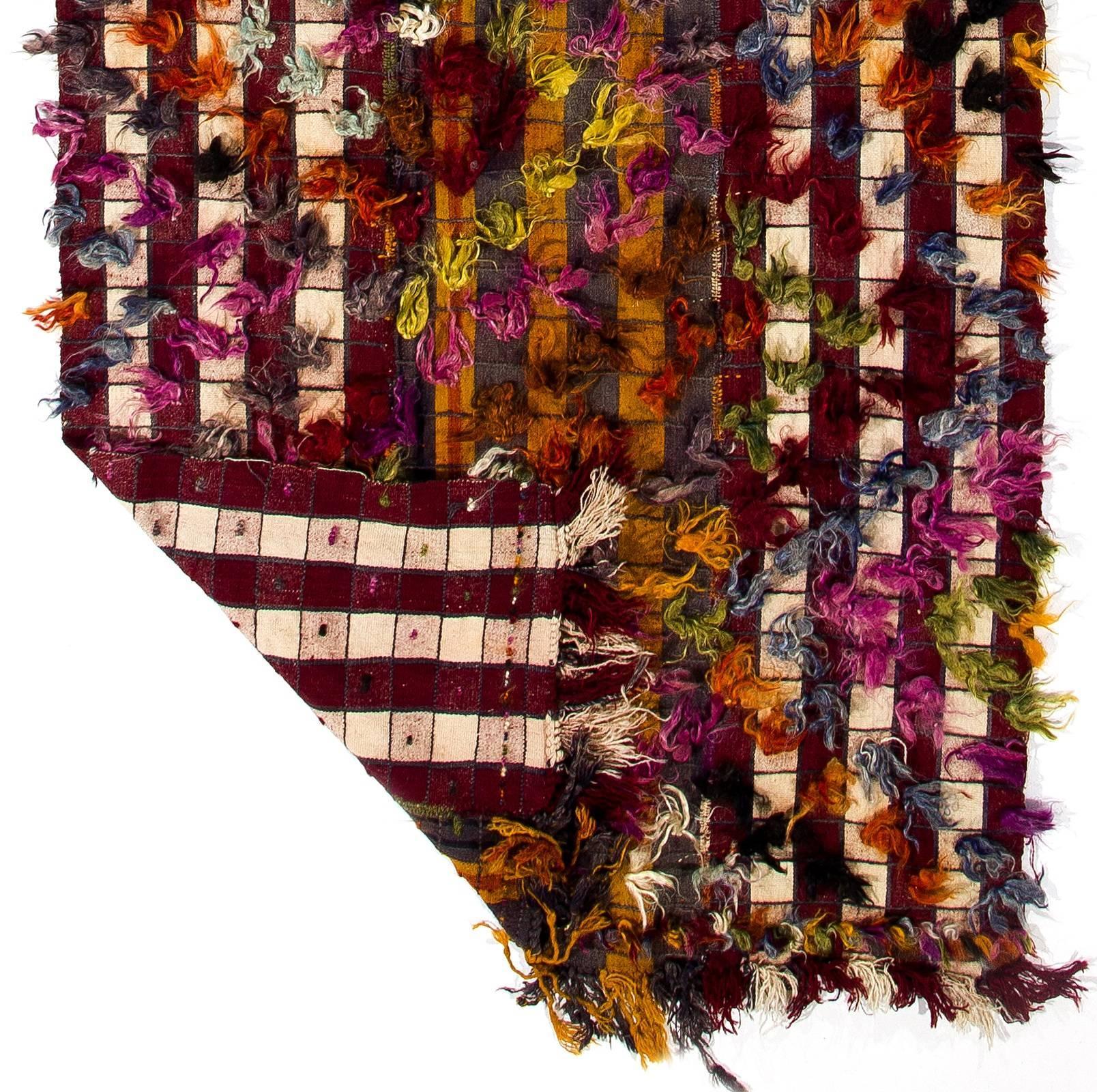 4x13.2 Ft Handgefertigter türkischer Kelim-Läufer mit bunten Poms, Vintage Flurteppich, Vintage (Handgewebt) im Angebot