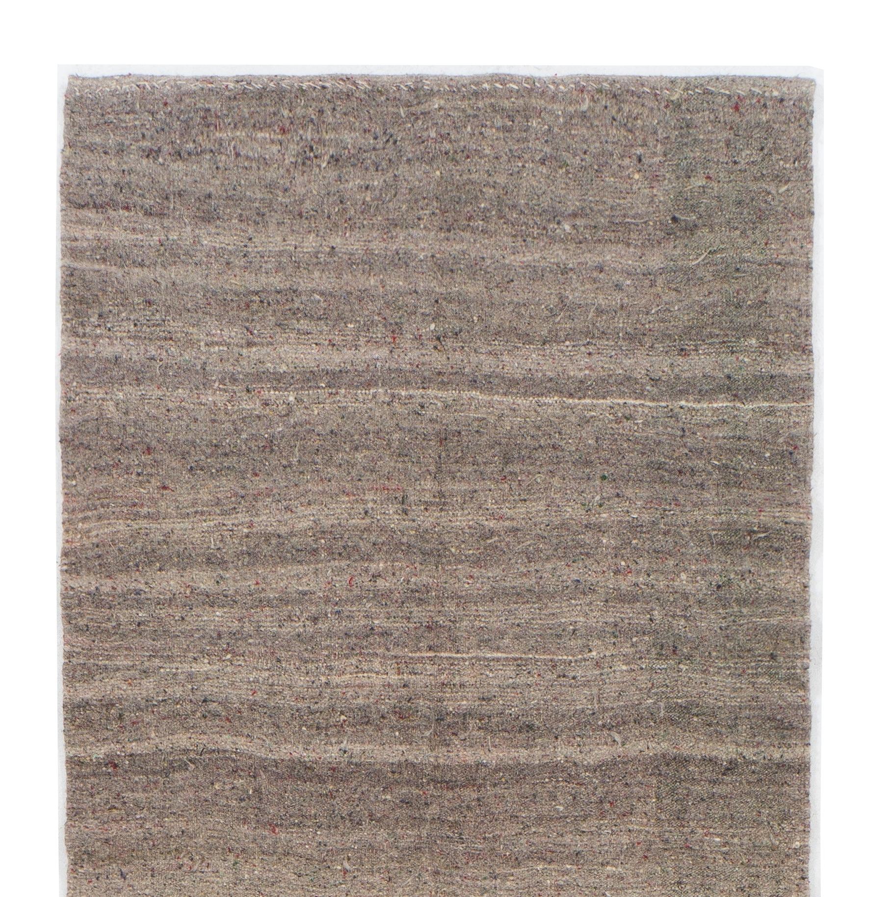 Bringen Sie zeitlose Textur und authentische Handwerkskunst in Ihren Raum mit diesem handgewebten Vintage-Kilim-Läufer aus 100 % natürlicher, ungefärbter Wolle in weichen Hellbraun- und Taupe-Tönen. Der Teppich zeichnet sich durch subtile