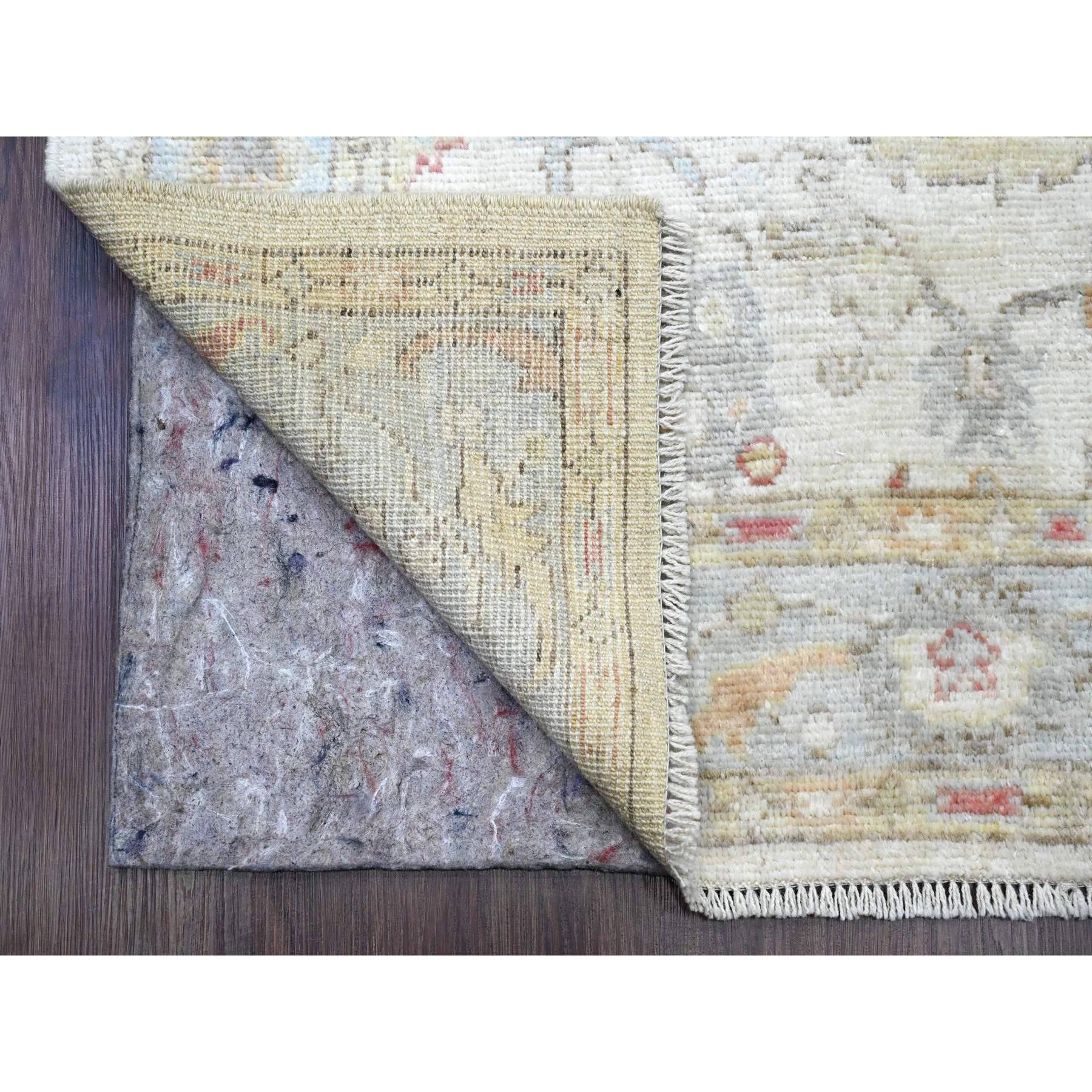 Perlweiß, Afghanischer Angora Oushak mit buntem Blatt-Design, Veggie-Farben, handgeknüpft, 100% Wolle, XL Läufer, Orientteppich
Primäre MATERIALIEN: Wolle
Latex: Kein Flor 
Höhe: 0,25 Zoll
Stil: Transitional
Grundfarbe: Elfenbein
Sekundäre Farben: