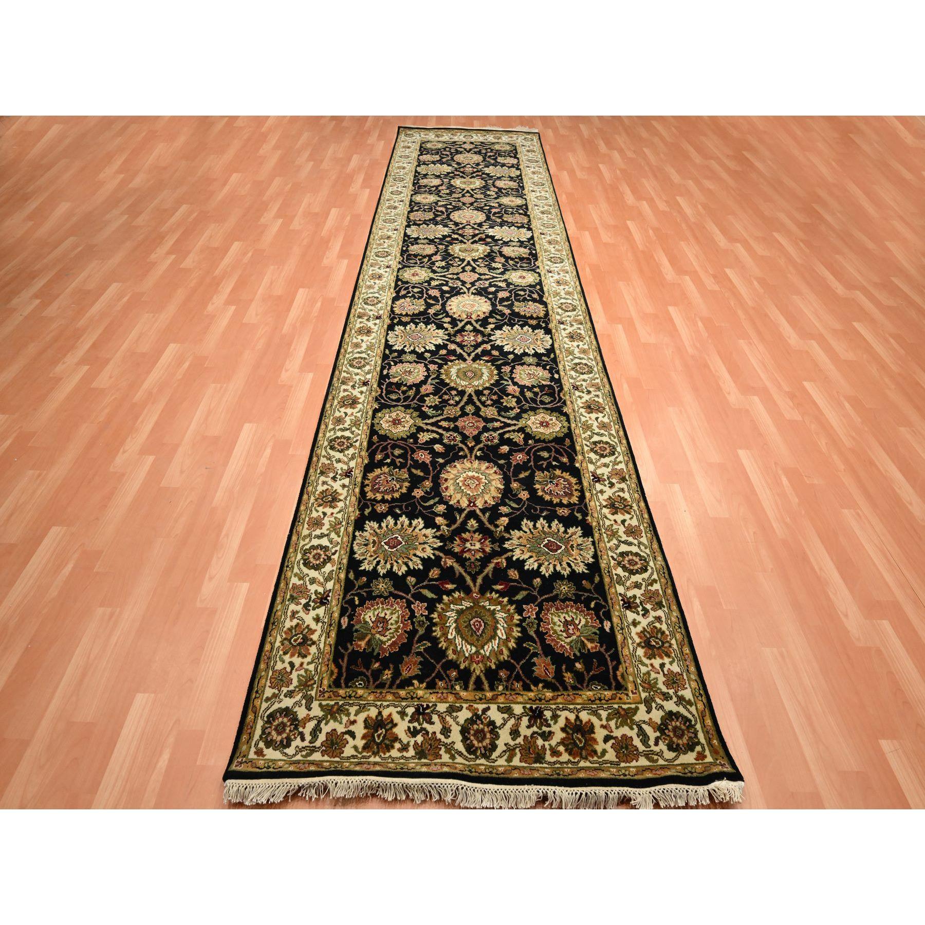 Nero pece, Rajasthan con disegno di foglie all over, annodato a mano, lana e seta, pelo morbido, spesso e soffice, Runner XL, Tappeto orientale
Materiali primari: Lana e seta
Lattice: No Pile 
altezza: 0,25 pollici
Stile: Tradizionale
Colore