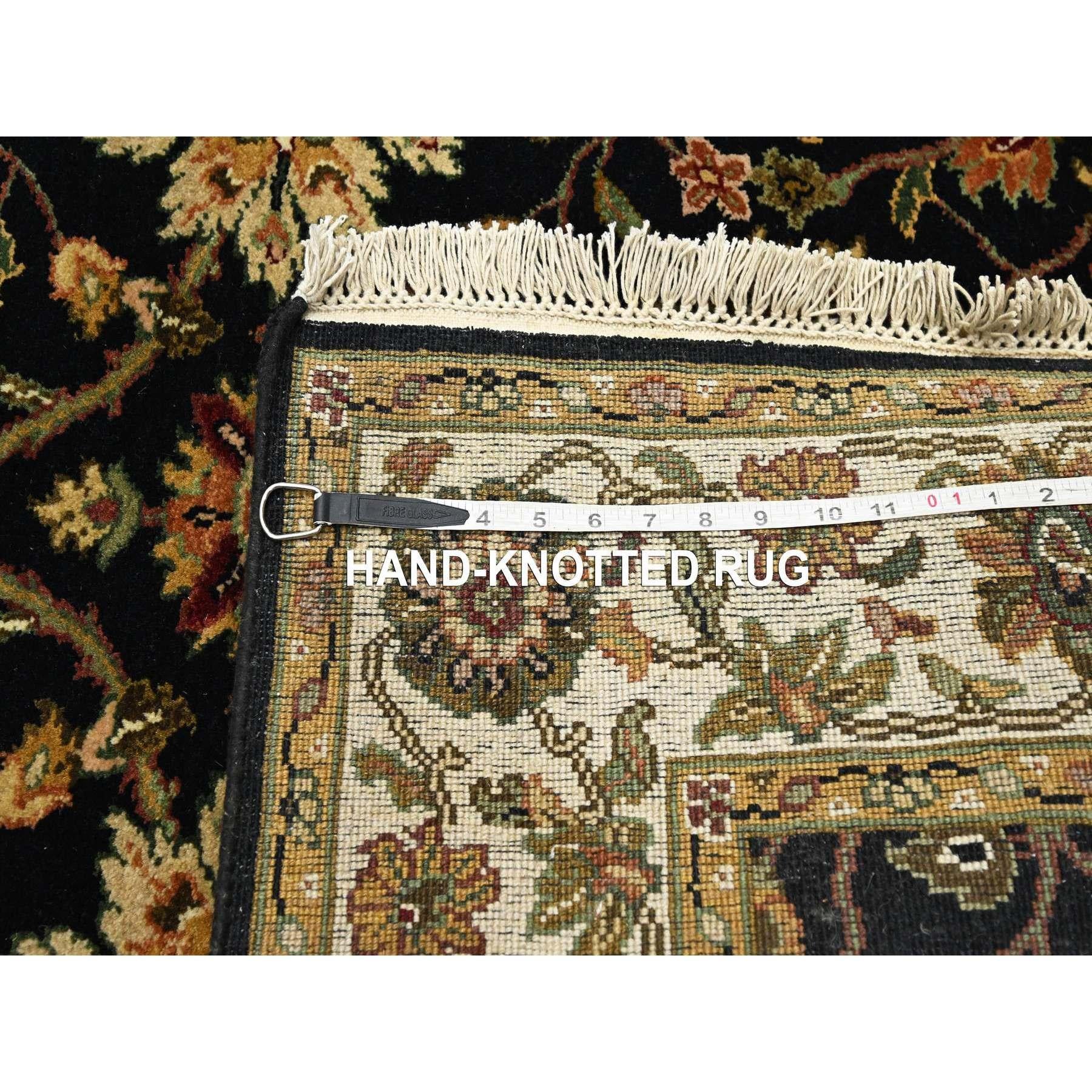 XXI secolo e contemporaneo Tappeto Runner XL nero Rajasthan Leaf Design annodato a mano in lana e seta 4'x15'9