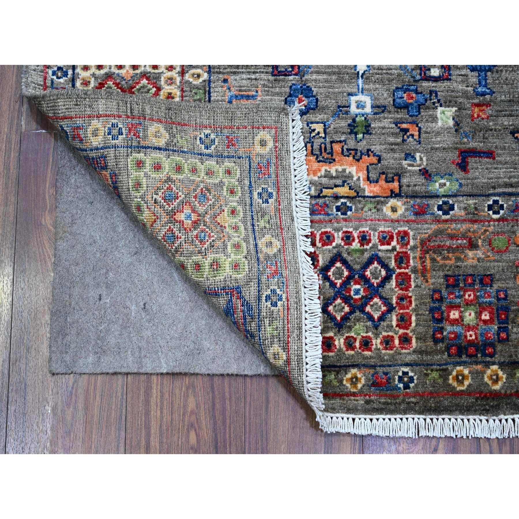 Si tratta di un autentico esemplare unico di Aryana annodato a mano con design colorato Ziegler Mahal, tappeto orientale. È stato annodato per mesi e mesi con tecniche di tessitura secolari da esperti artigiani.
Materiali primari: Lana
Lattice: No