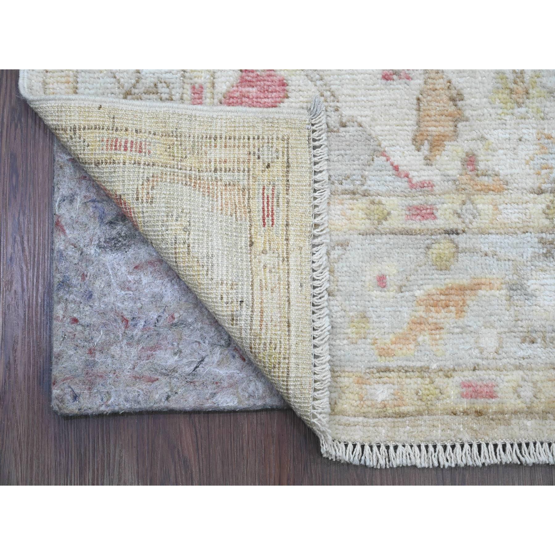 Chiffon White, annodato a mano, Afghan Angora Oushak con un morbido disegno di foglie colorate, tinture vegetali, 100% lana, ampio runner, Tappeto orientale
Materiali primari: Lana
Lattice: No Pile 
altezza: 0,25 pollici
Stile: Di transizione
Colore