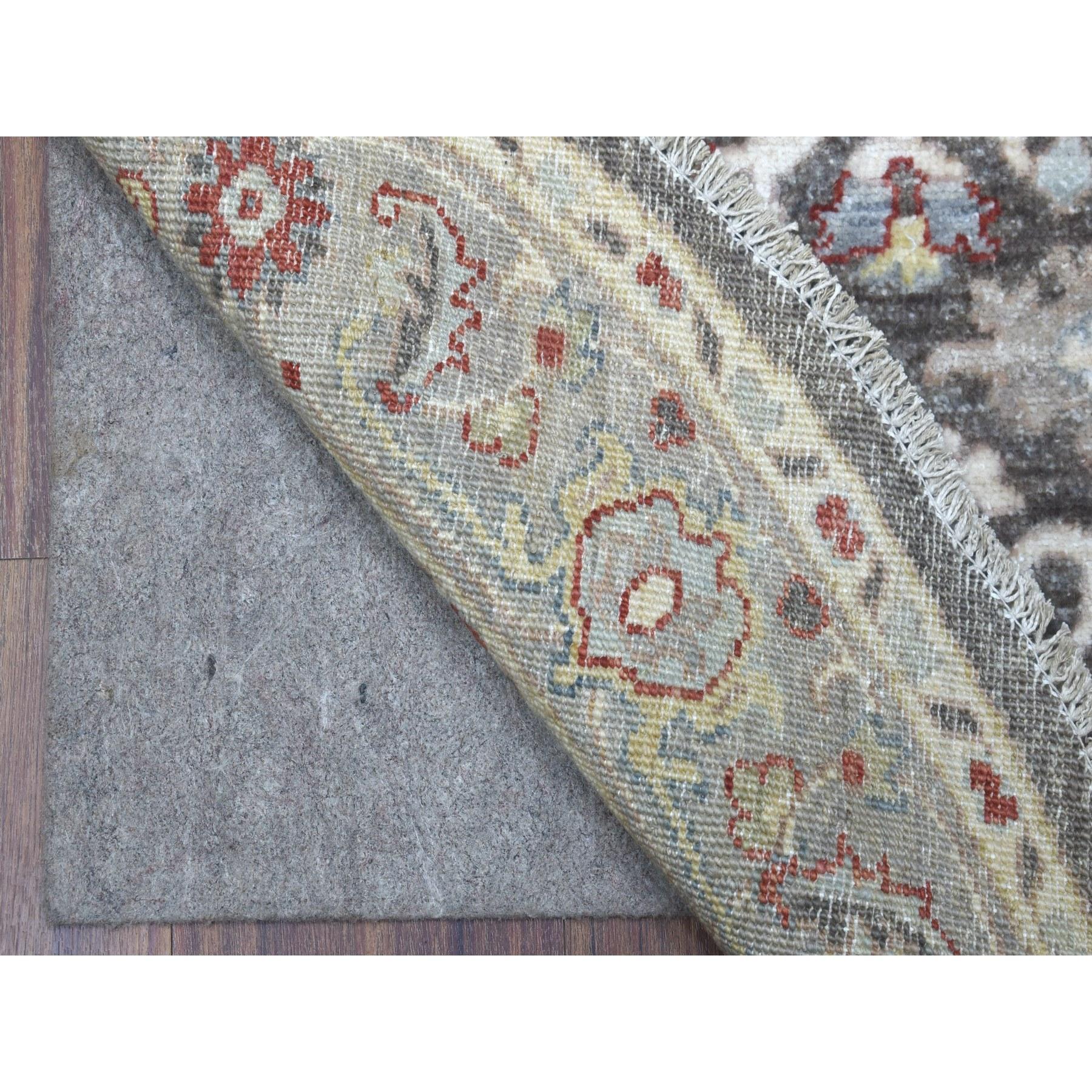 Dies ist eine wirklich echte one-of-a-kind dunkelgrau Peshawar mit Heriz Design glänzende Wolle rund handgeknüpft orientalischen Teppich. Es wurde monatelang von erfahrenen Kunsthandwerkern in jahrhundertealten Webtechniken geknüpft.
Primäre