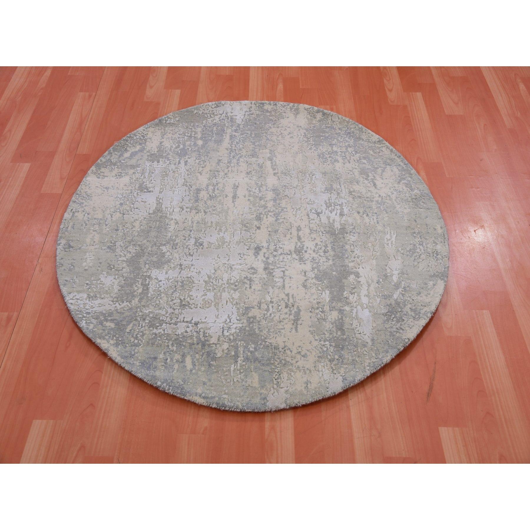 This is a truly genuine one-of-a-kind Hand Knotted Modern Abstract Design Wool and Silk Oriental Rug. It has been Knotted for months and months in the centuries-old weaving craftsmanship techniques by expert artisans.
Primary materials: Wool &