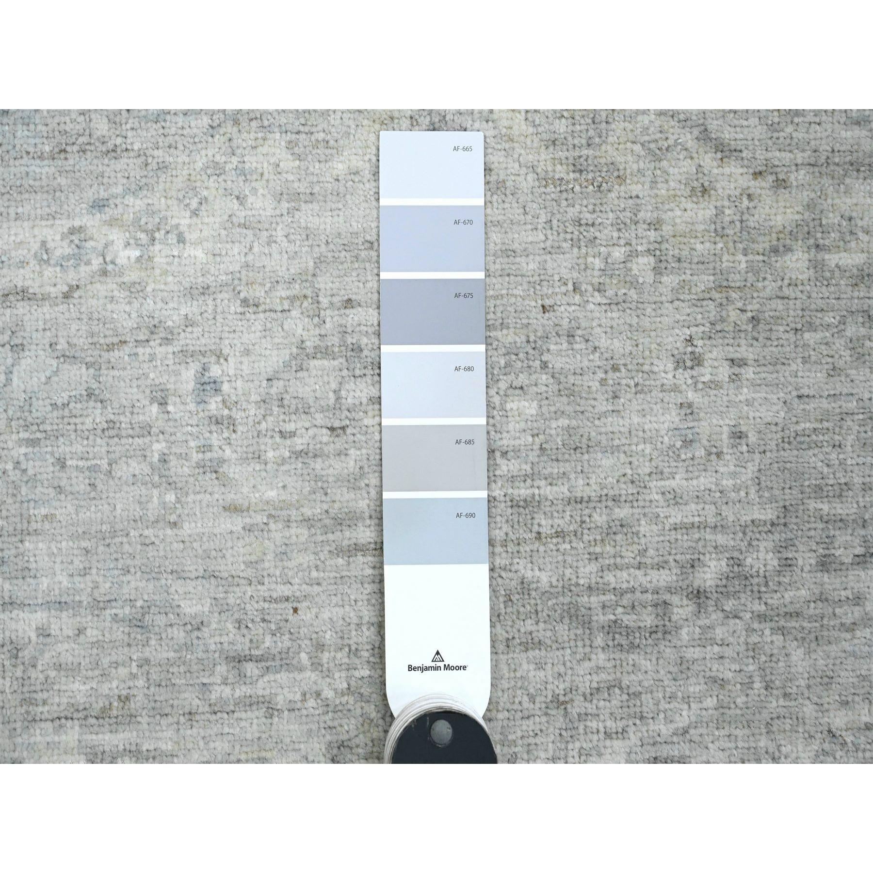 Heriz Serapi 4'x4' Tapis rond en pure laine grise délavée Heriz All Over Design, noué à la main en vente