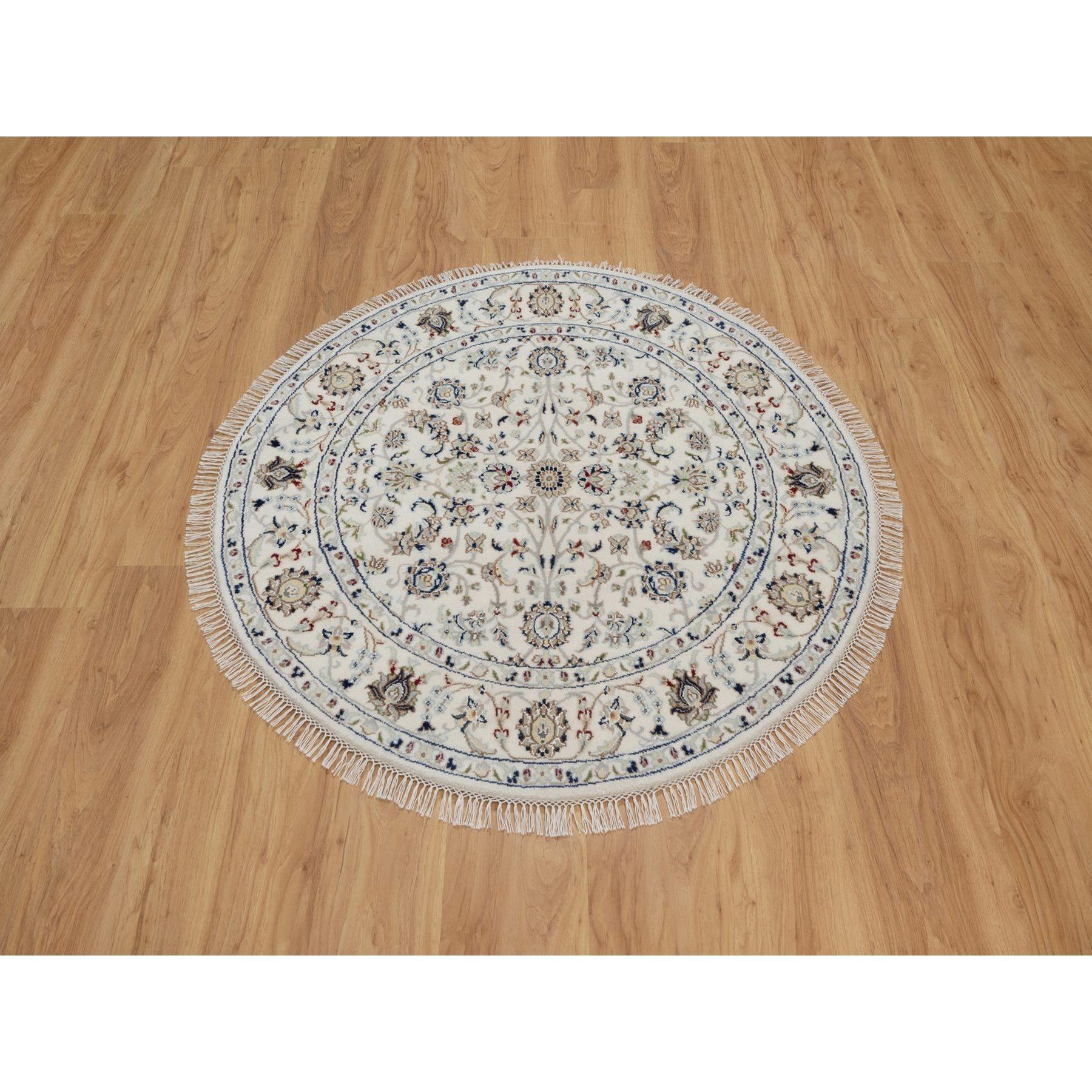 Schneeweiß, Nain mit All-Over-Design, Wolle und Seide, 250 KPSI, handgeknüpft, weicher Flor, rund, Orientteppich<br /><br />Primäre MATERIALIEN: Wolle & SeideLatex: NeinFlorhöhe: 0.25 InchesStil: TraditionellHauptfarbe: ElfenbeinSekundärfarben: Rot,