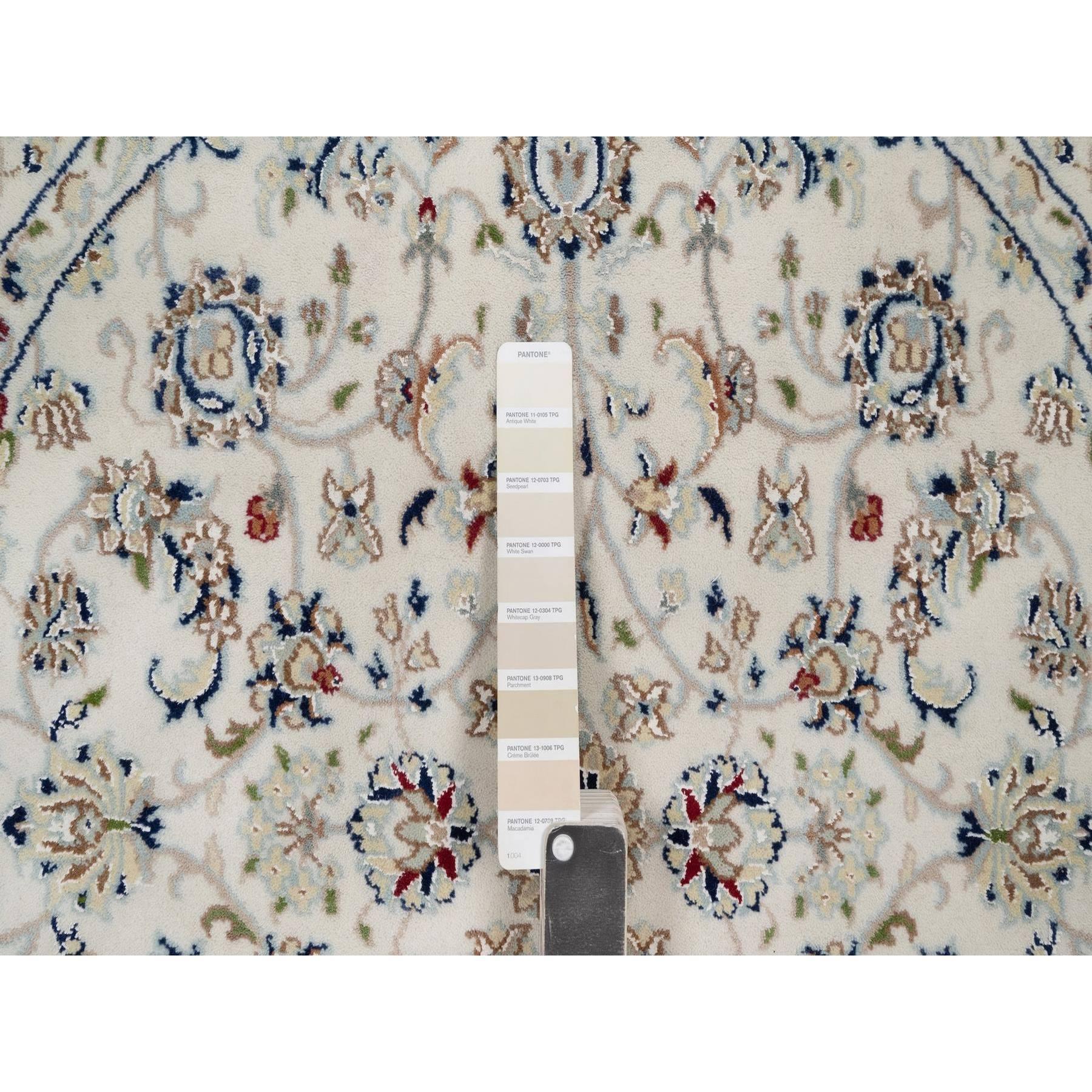 4'x4' Elfenbein Nain All Over Design Wolle & Seide Hand geknüpft Runde Orientteppich (Handgeknüpft) im Angebot