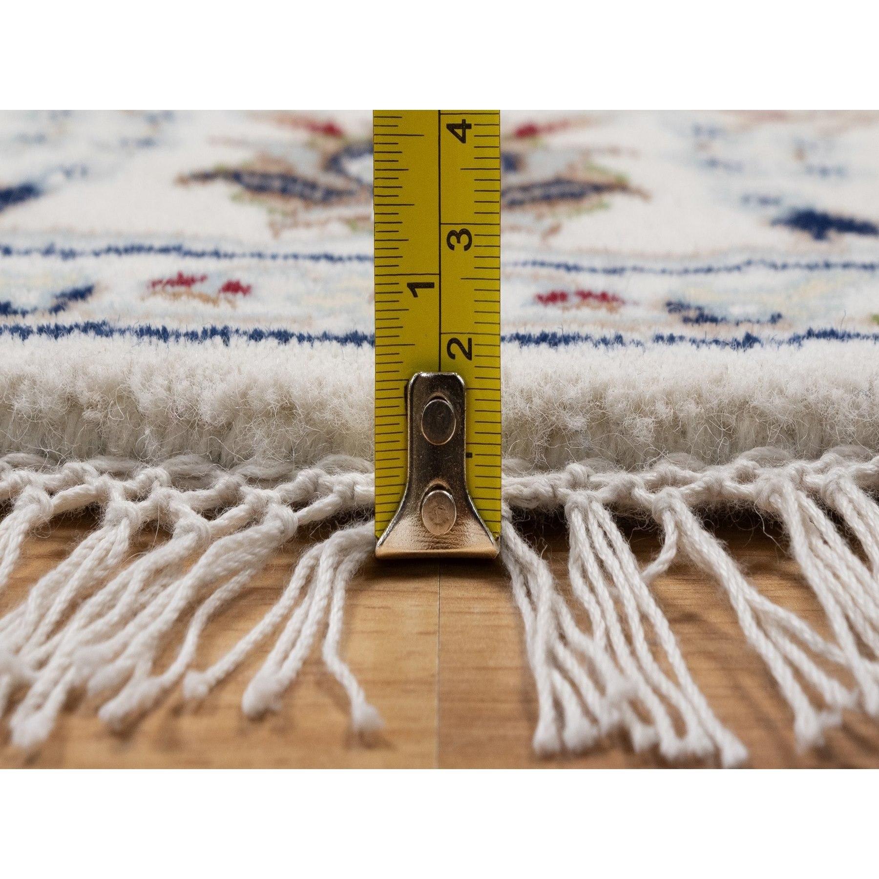 4'x4' Elfenbein Nain All Over Design Wolle & Seide Hand geknüpft Runde Orientteppich im Angebot 1