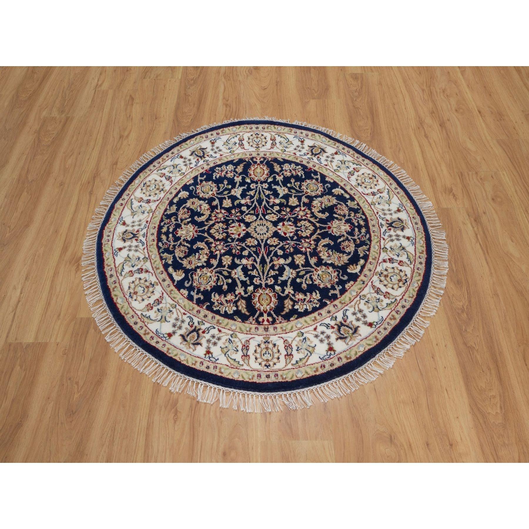 Blu notte, Lana e seta, 250 KPSI, Nain con disegno all over, Annodato a mano, Pile morbido, Rotondo, Tappeto orientale<br /><br />Materiali primari: Lana e setaLattex: NoAltezza del pelo: 0,25 polliciStile: TradizionaleColore primario: BluColori