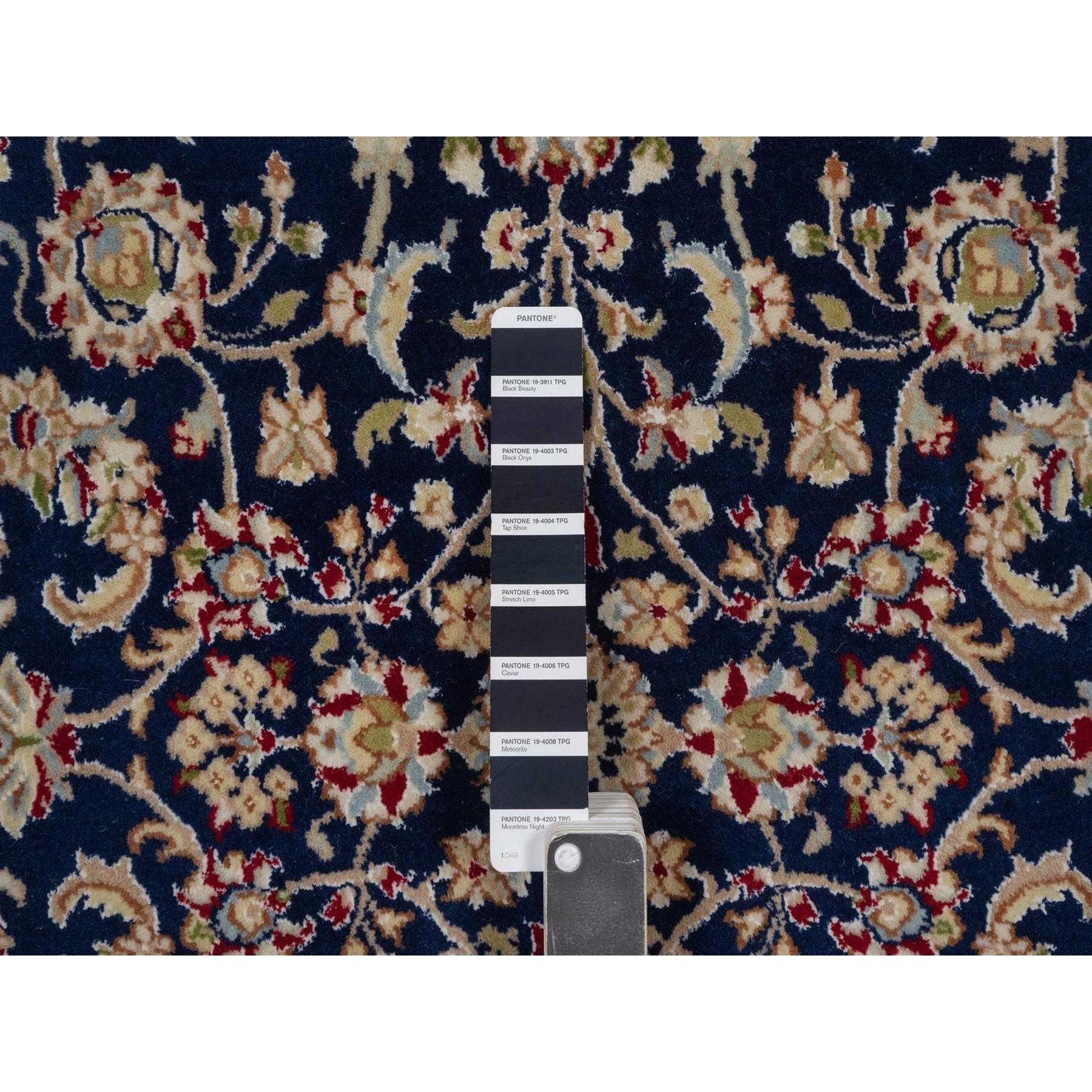 Annodato a mano Tappeto rotondo annodato a mano 4'x4' blu notte in lana e seta Nain All Over Design in vendita