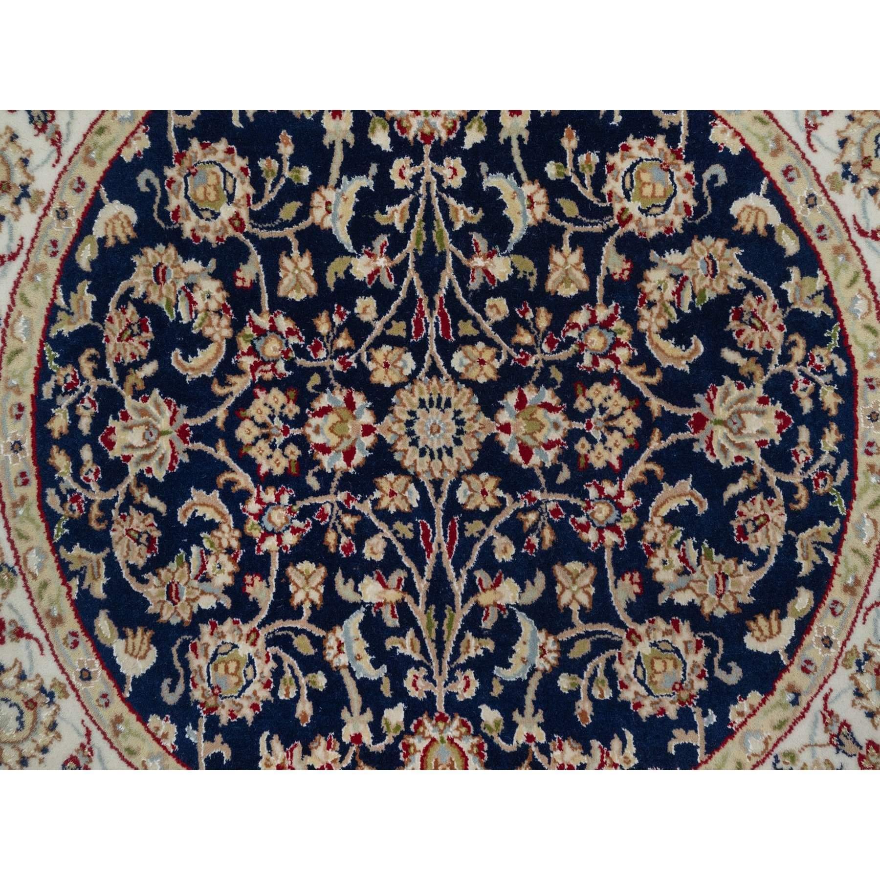 Tappeto rotondo annodato a mano 4'x4' blu notte in lana e seta Nain All Over Design In condizioni Nuovo in vendita a Carlstadt, NJ