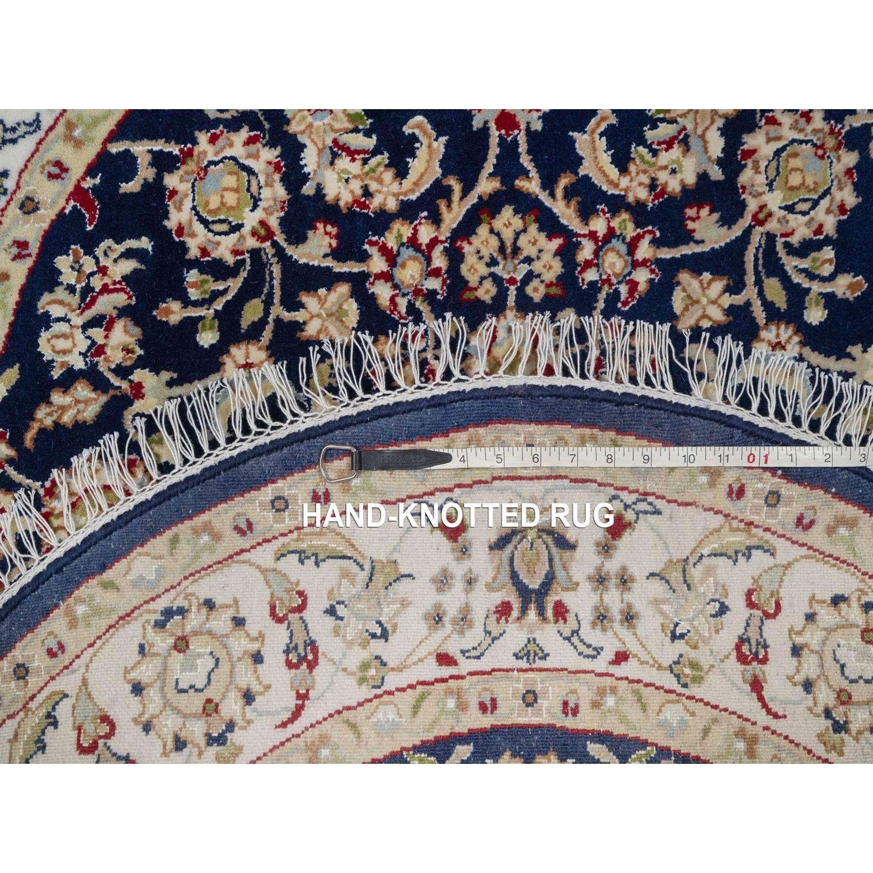 Tappeto rotondo annodato a mano 4'x4' blu notte in lana e seta Nain All Over Design in vendita 1