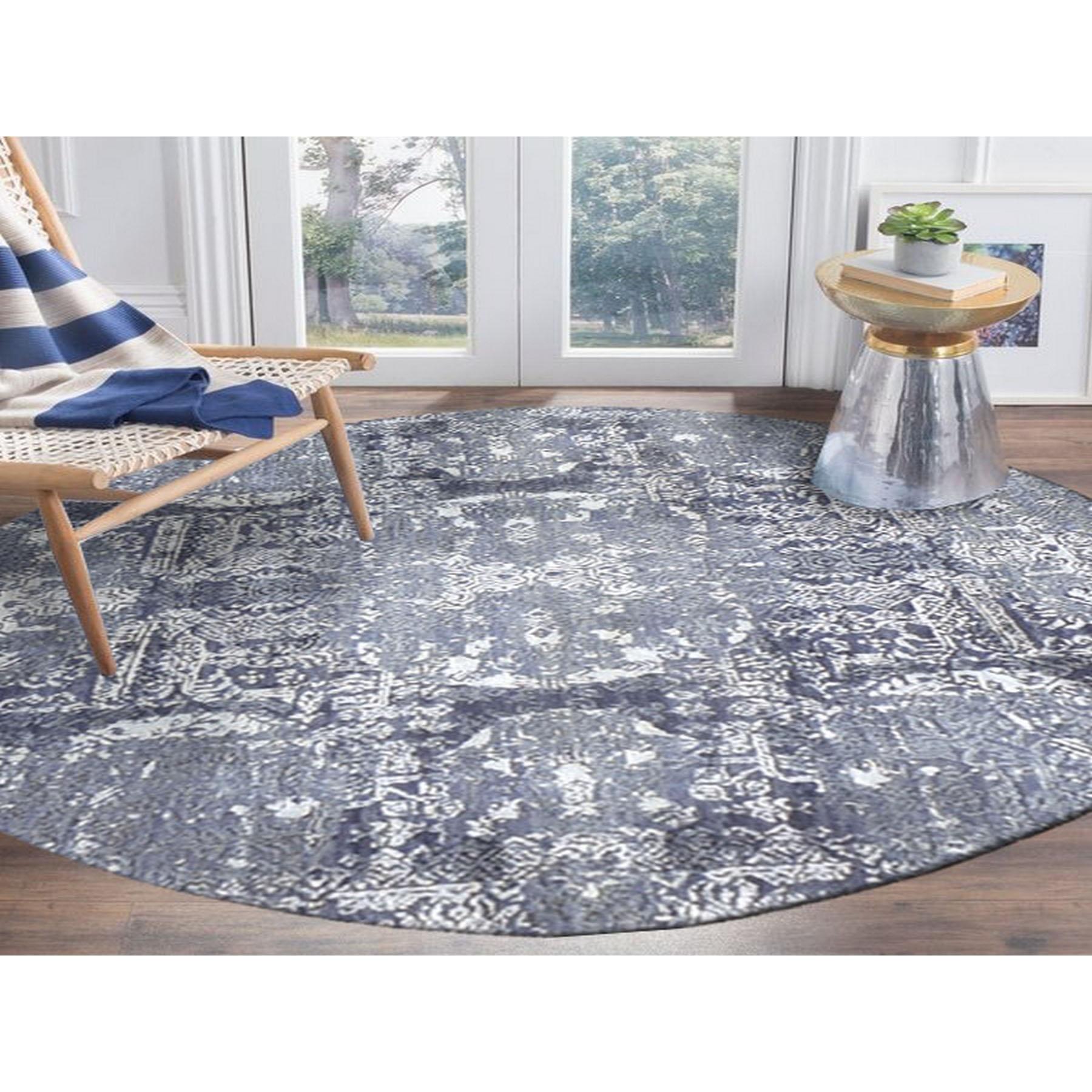 Il s'agit d'un véritable tapis noué à la main en laine grise ronde et soie pure à motif de bijoux. Il a été noué pendant des mois et des mois selon les techniques séculaires du tissage persan par des artisans experts.
Matériaux primaires : Laine et