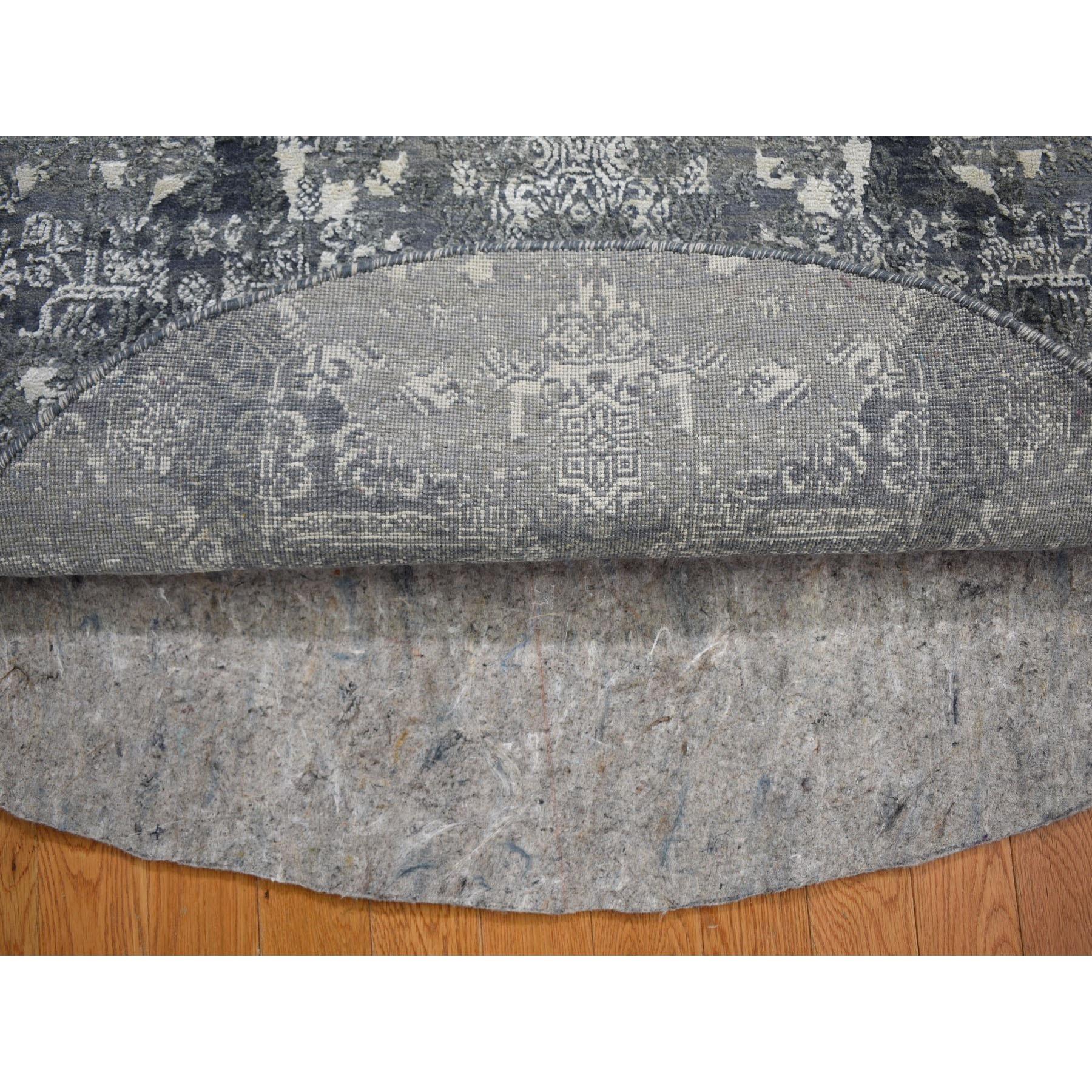 Indien 4'x4' Round Gray Wool and Pure Silk Jewellery Design Hand Knotsted Rug (tapis noué à la main) en vente