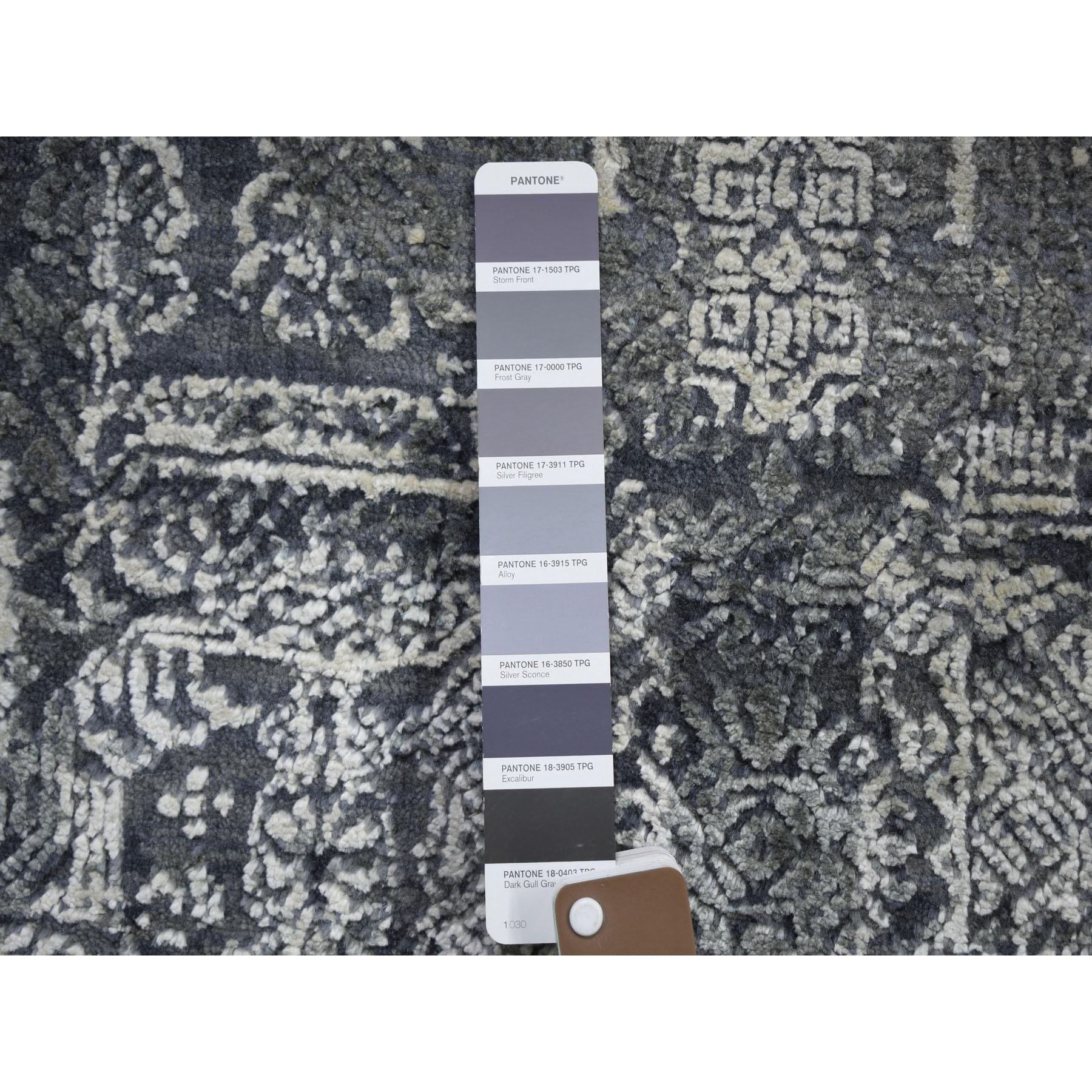 Noué à la main 4'x4' Round Gray Wool and Pure Silk Jewellery Design Hand Knotsted Rug (tapis noué à la main) en vente