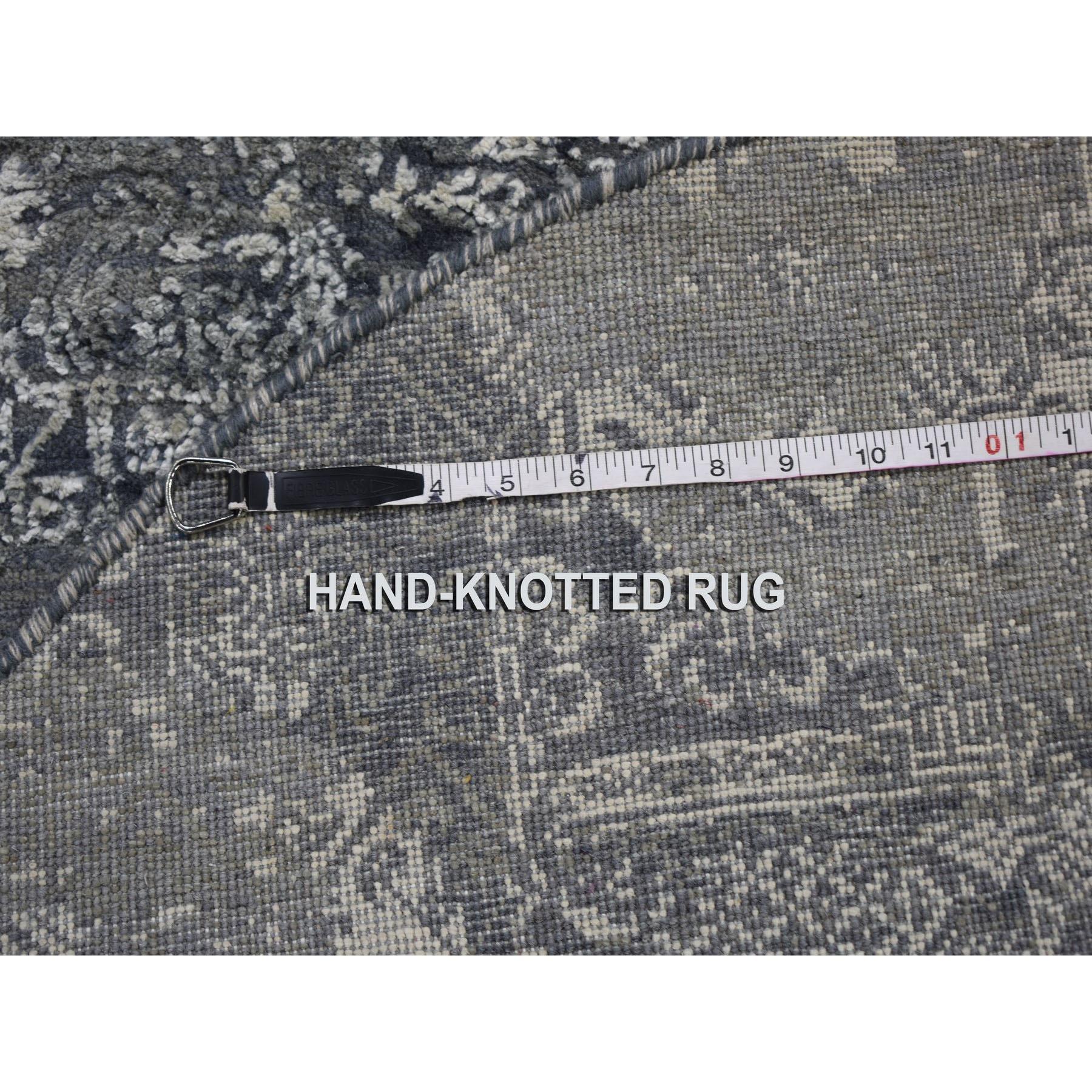 Soie 4'x4' Round Gray Wool and Pure Silk Jewellery Design Hand Knotsted Rug (tapis noué à la main) en vente