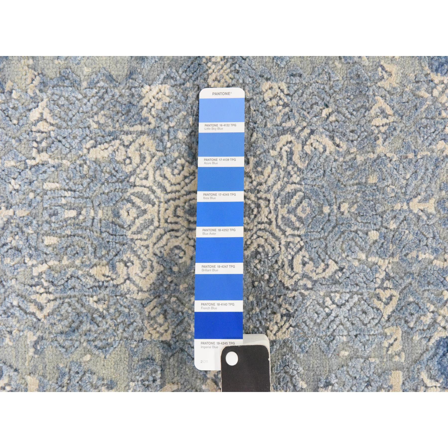 Noué à la main Tapis rond 4'x4' Stone Blue Wool and Pure Silk Jewelry Design, noué à la main en vente