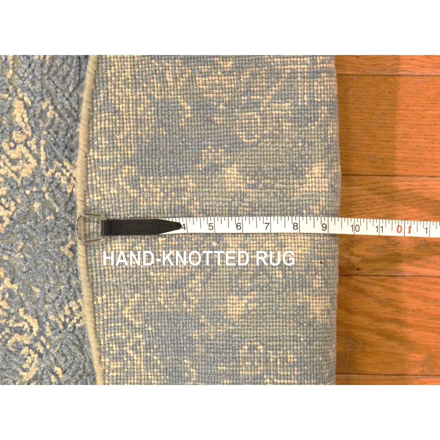 Tapis rond 4'x4' Stone Blue Wool and Pure Silk Jewelry Design, noué à la main Neuf - En vente à Carlstadt, NJ