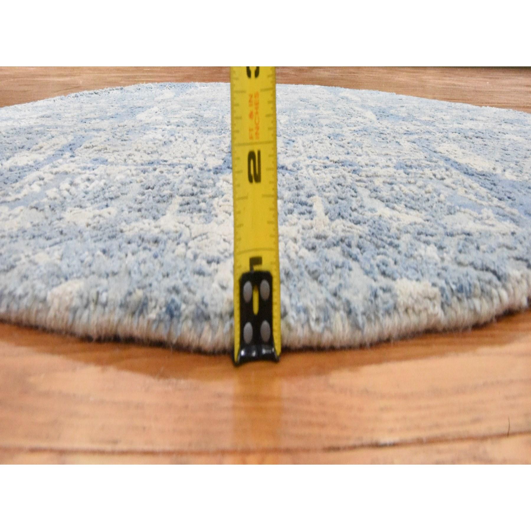XXIe siècle et contemporain Tapis rond 4'x4' Stone Blue Wool and Pure Silk Jewelry Design, noué à la main en vente