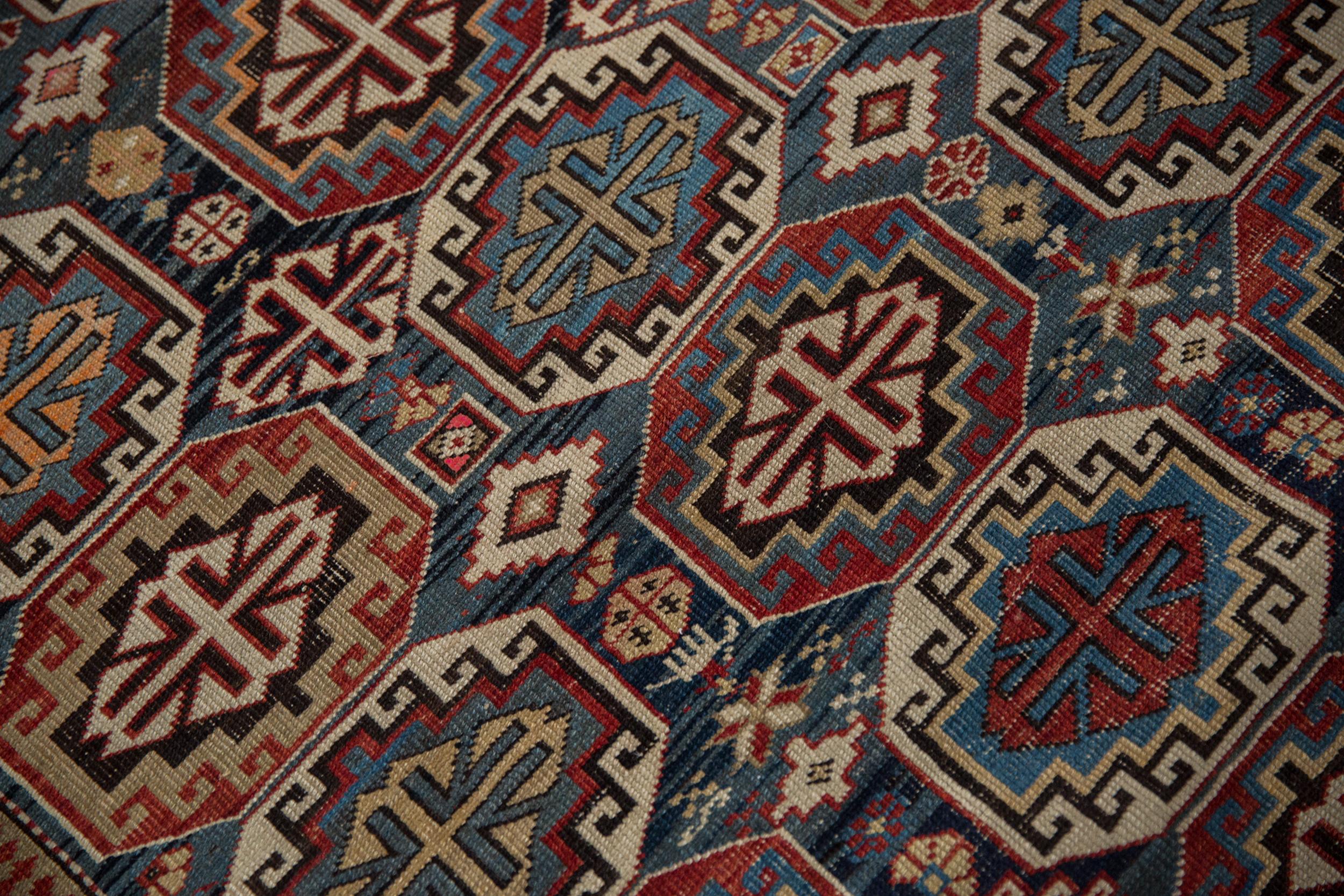 Kaukasischer quadratischer Vintage-Teppich im Angebot 3