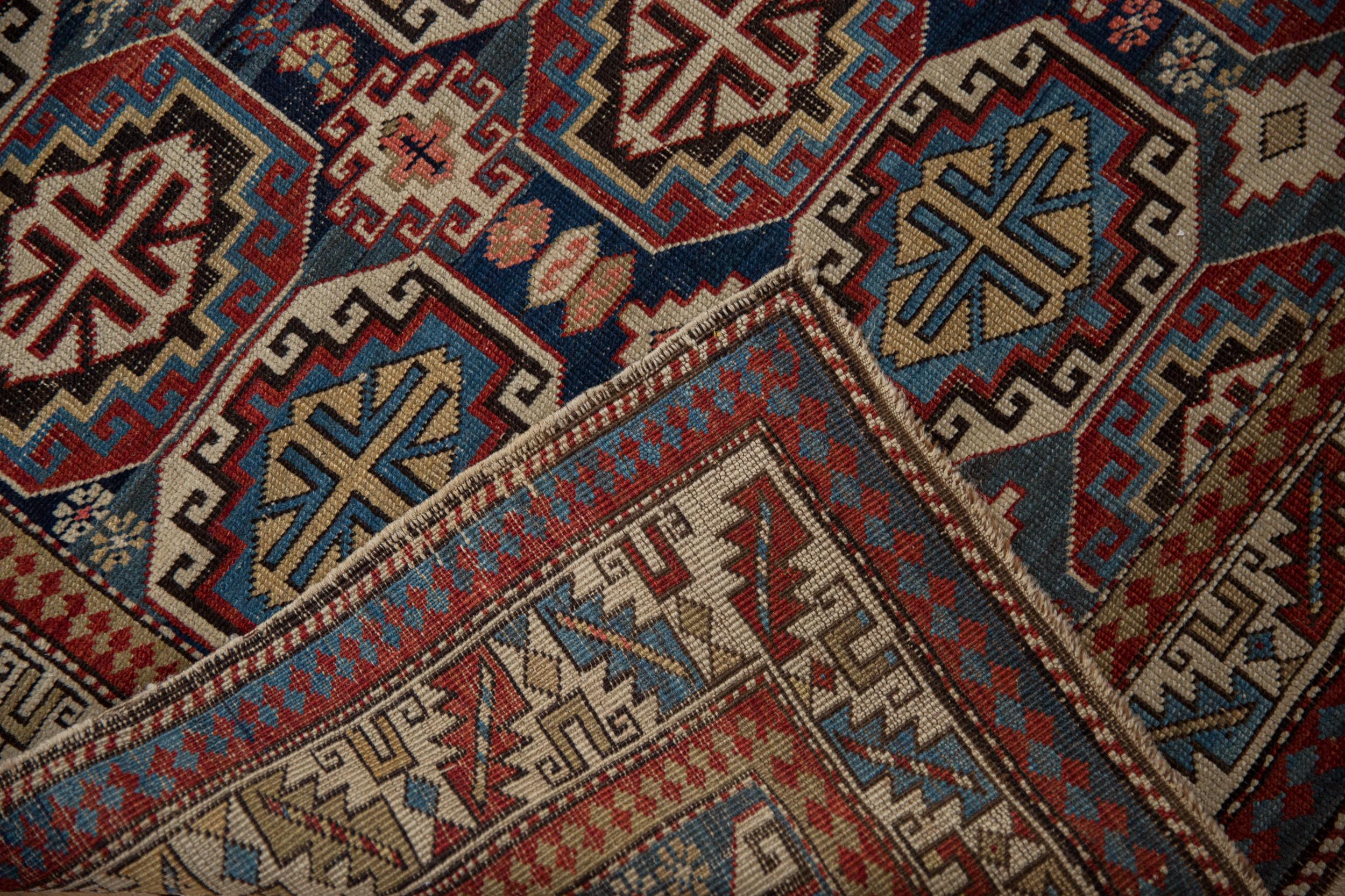 Kaukasischer quadratischer Vintage-Teppich im Angebot 4