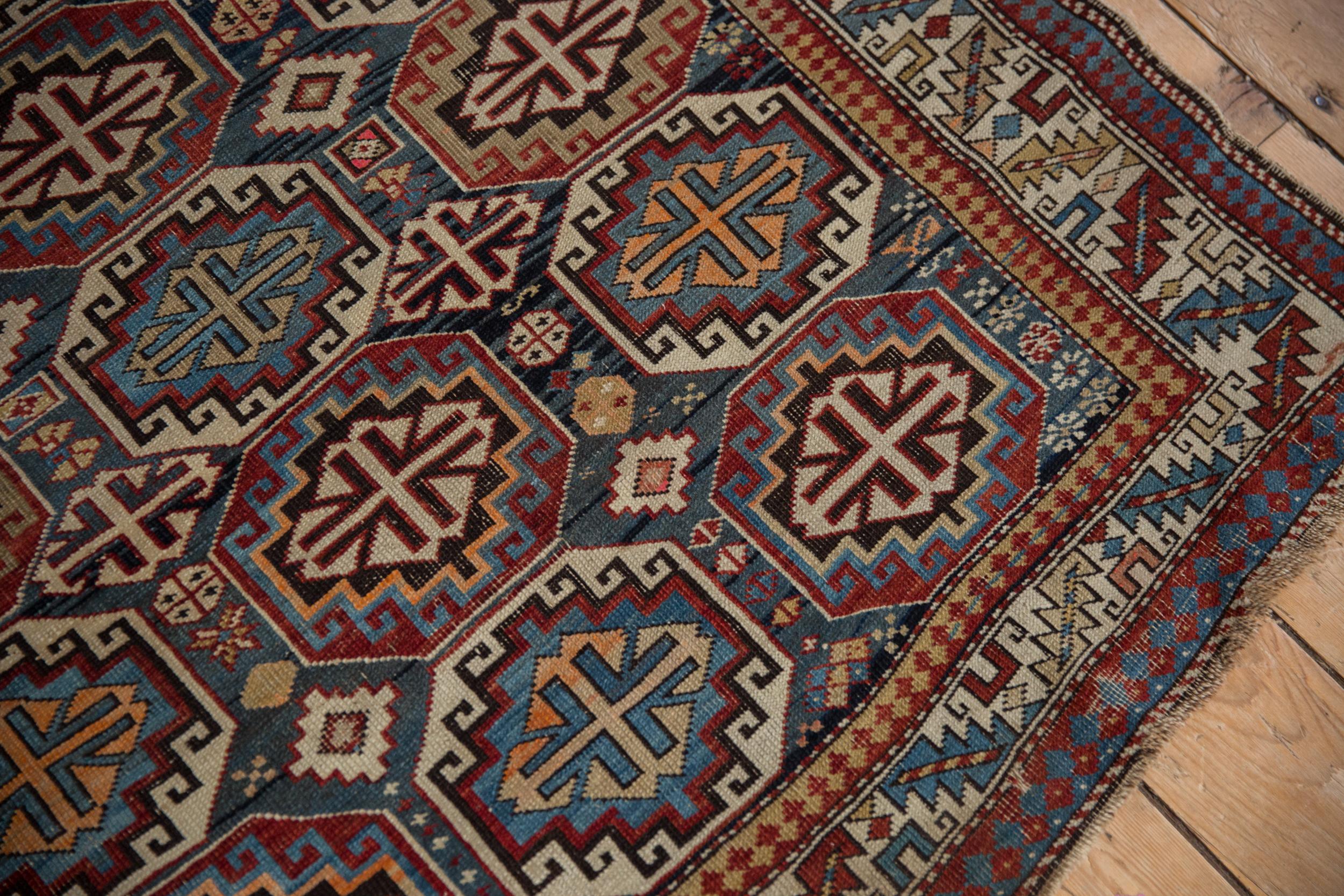 Kaukasischer quadratischer Vintage-Teppich (Handgeknüpft) im Angebot