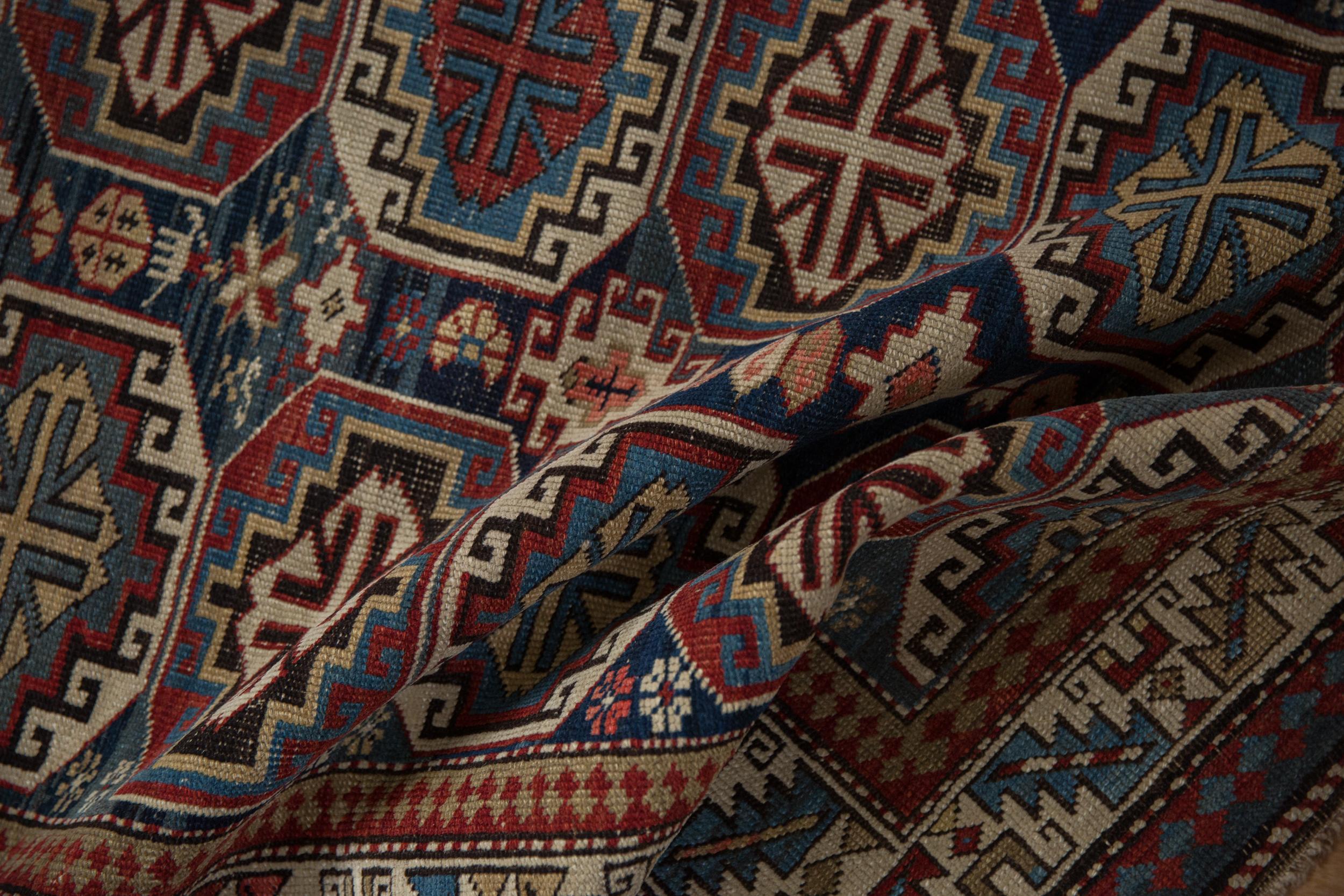 Kaukasischer quadratischer Vintage-Teppich im Angebot 2