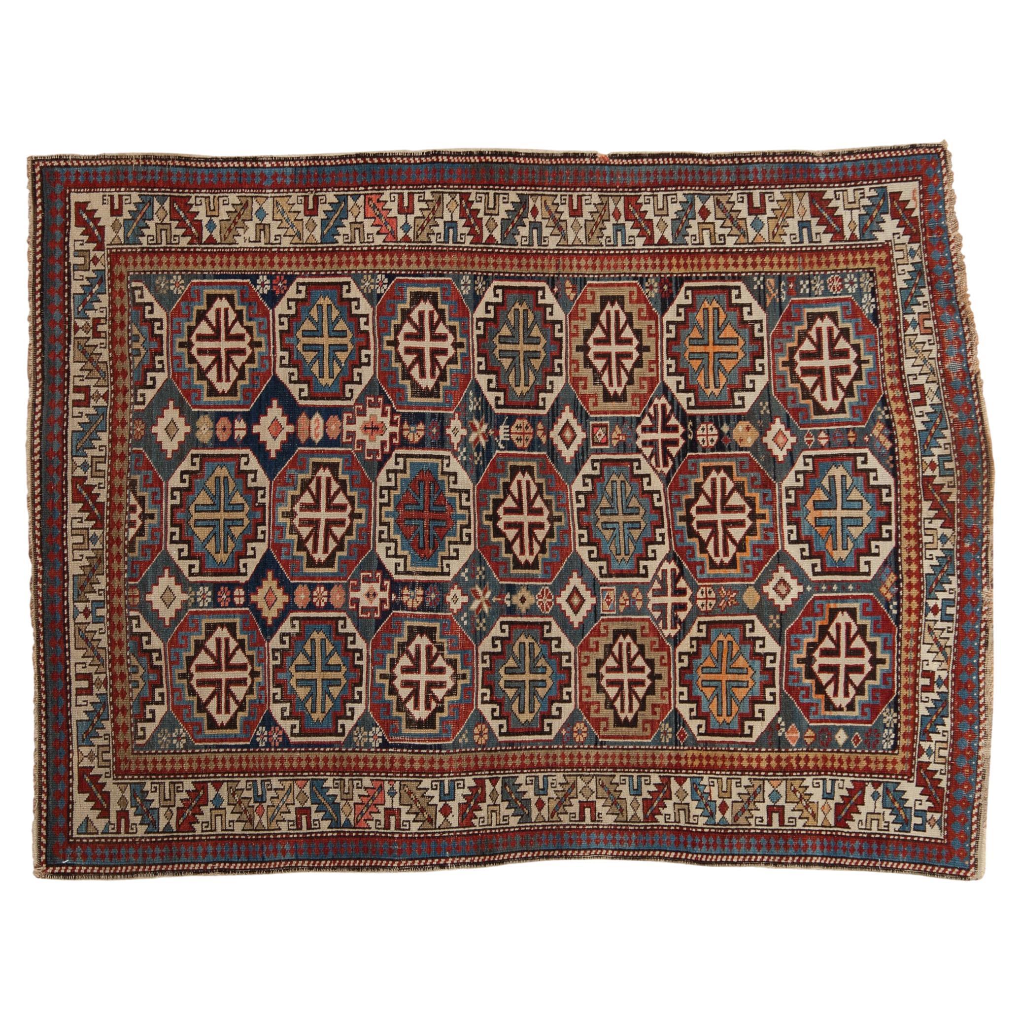 Kaukasischer quadratischer Vintage-Teppich im Angebot