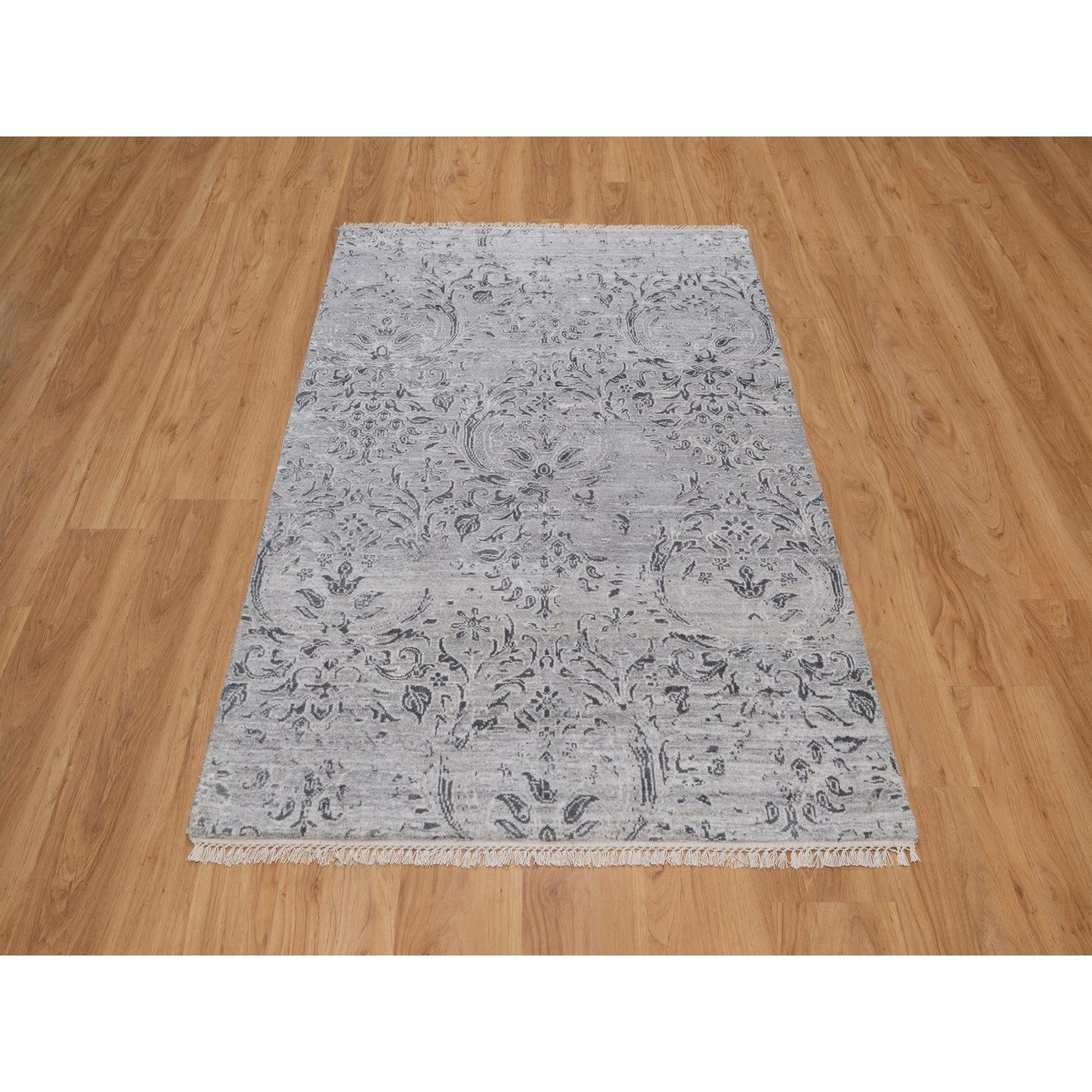 Wolkengrau, Damastmuster, Handgeknüpft, Wolle und Seide auf Pflanzenbasis, Ton in Ton, Orientteppich
Primäre MATERIALIEN: Wolle & Seide
Latex: Kein Flor 
Höhe: 0,25 Zoll
Stil: Transitional
Grundfarbe: Grau
Sekundäre Farben: Weiß, Charcoal